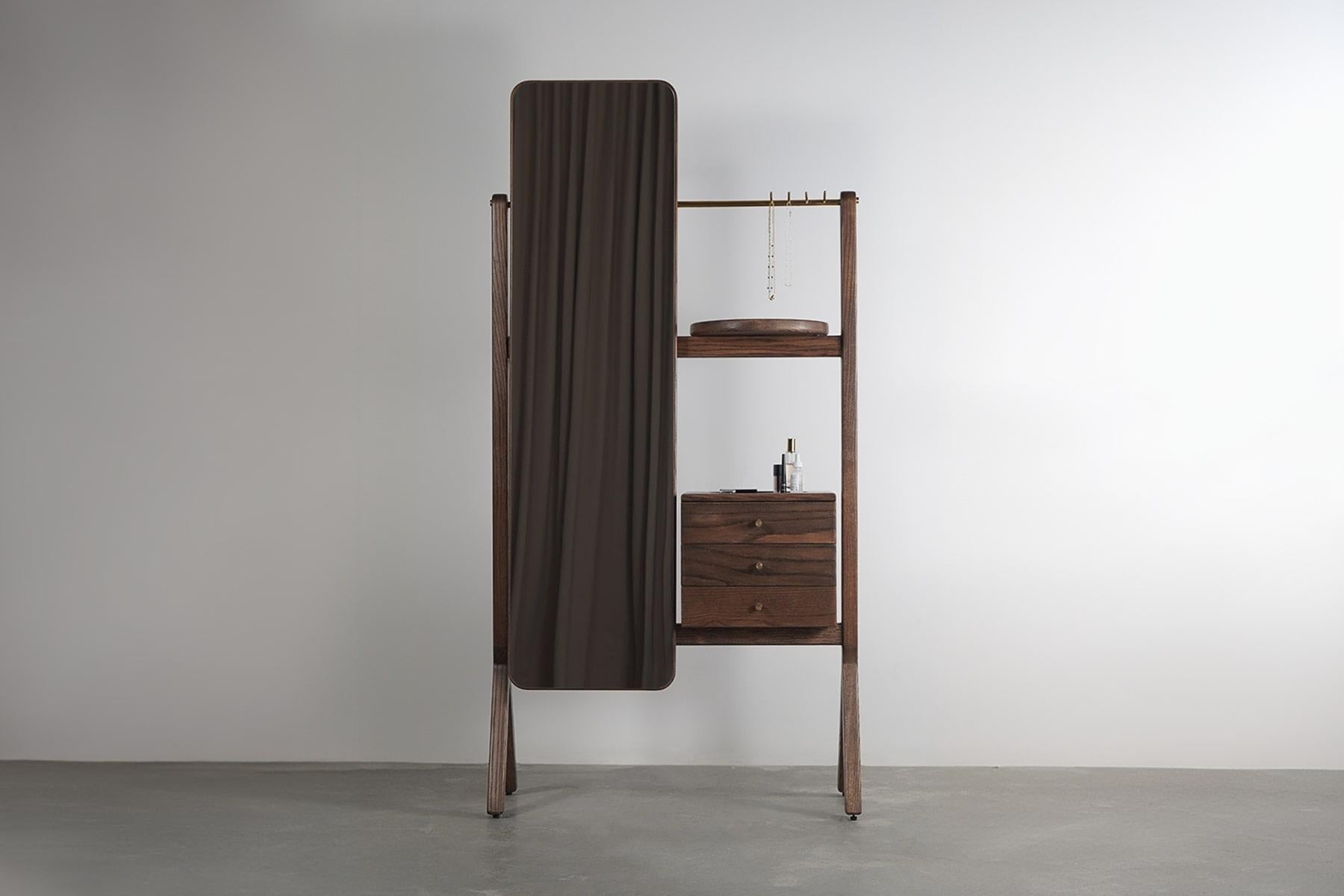 Cleopatra est une coiffeuse en chêne massif avec un miroir sur toute la longueur, conçue pour les chambres à coucher et les dressings. Parvenant à un équilibre parfait entre l'esthétique et la fonction, le design de Cleopatra vise à promouvoir un