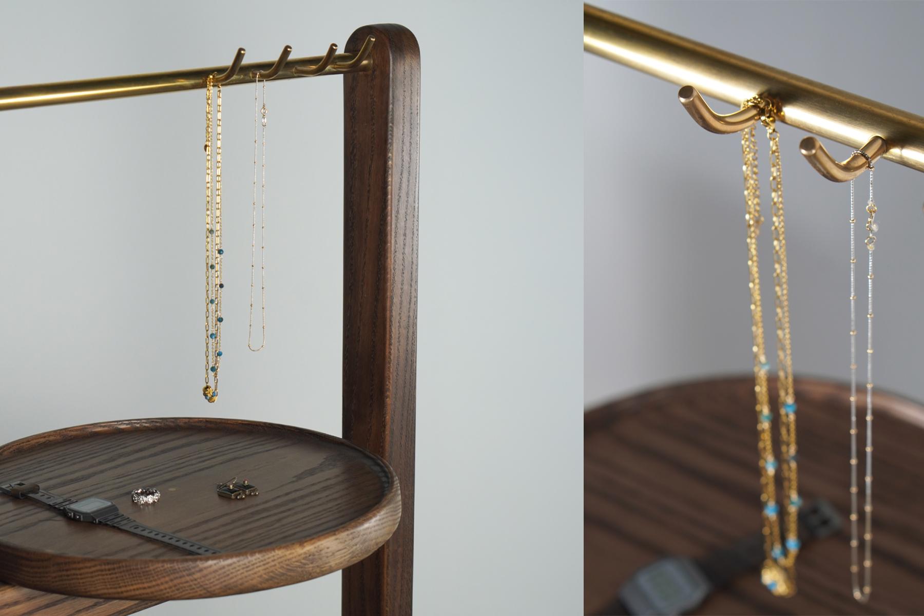 Mid-Century Modern Coiffeuse en Oak Oak massif avec rangement, miroir et laiton en vente