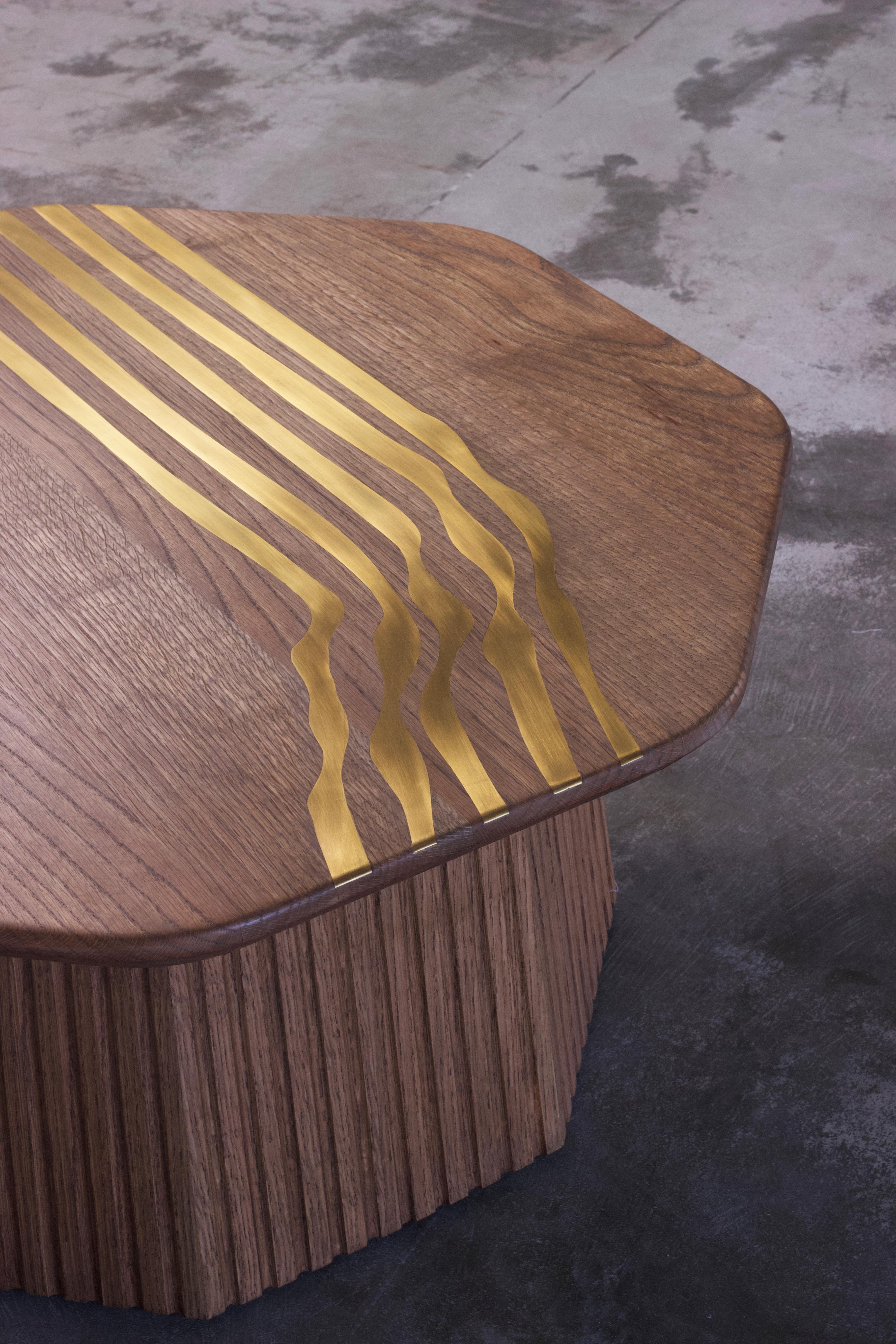 Mesa de centro de madera maciza de roble de mediados de siglo con tapa octogonal e incrustaciones de latón Moderno orgánico en venta