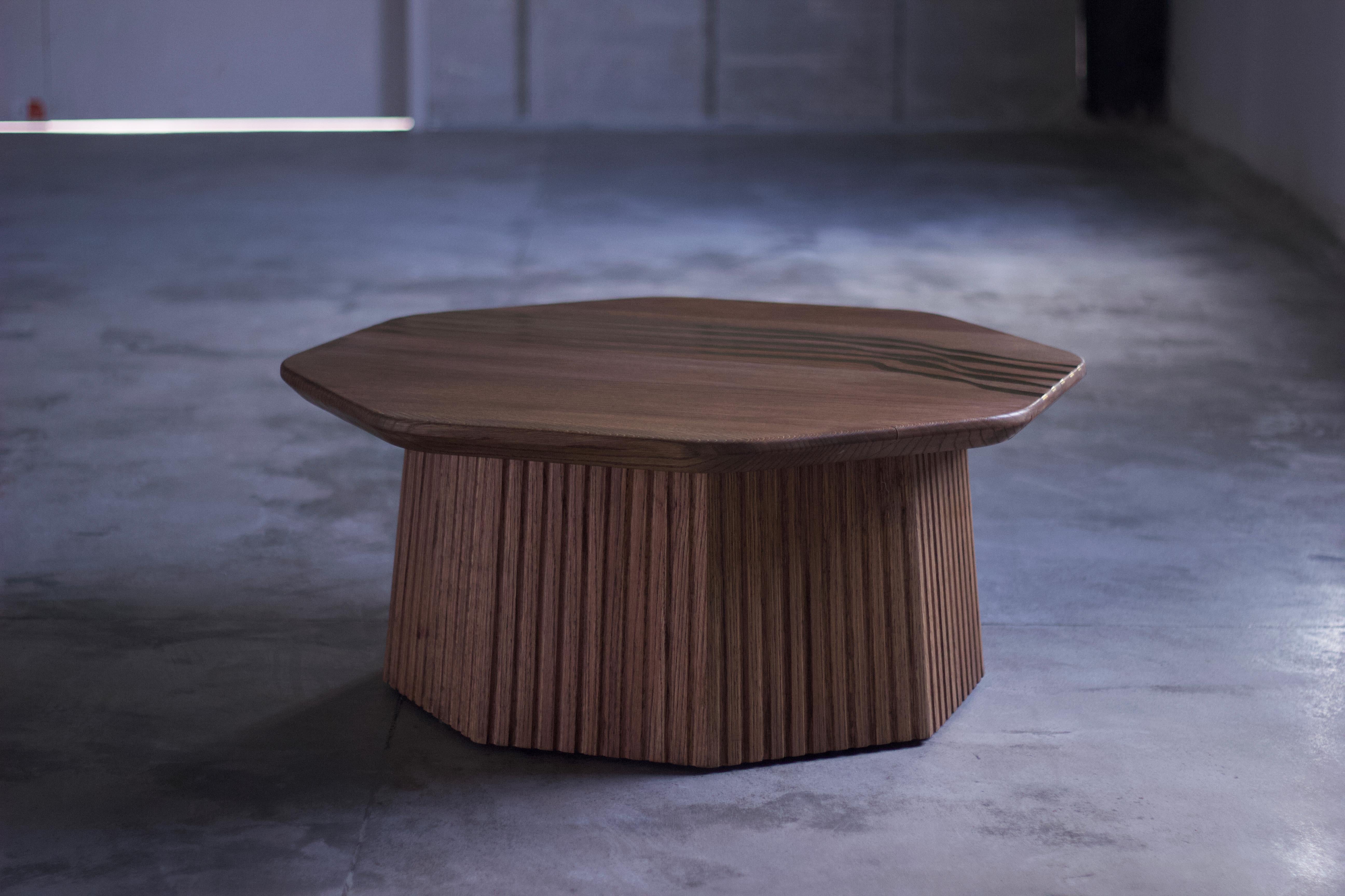 Mesa de centro de madera maciza de roble de mediados de siglo con tapa octogonal e incrustaciones de latón Achaflanado en venta