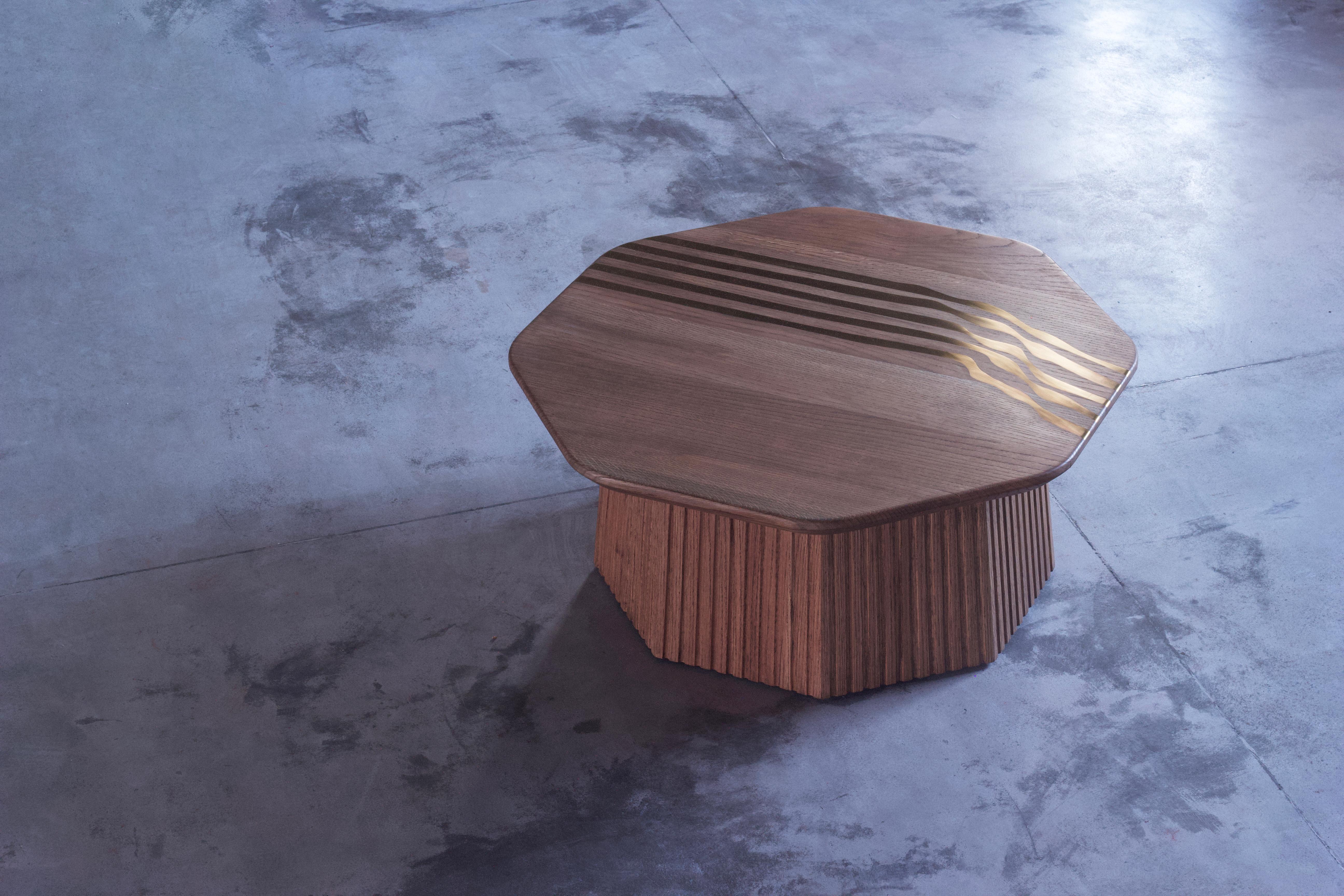 Mesa de centro de madera maciza de roble de mediados de siglo con tapa octogonal e incrustaciones de latón Siglo XXI y contemporáneo en venta