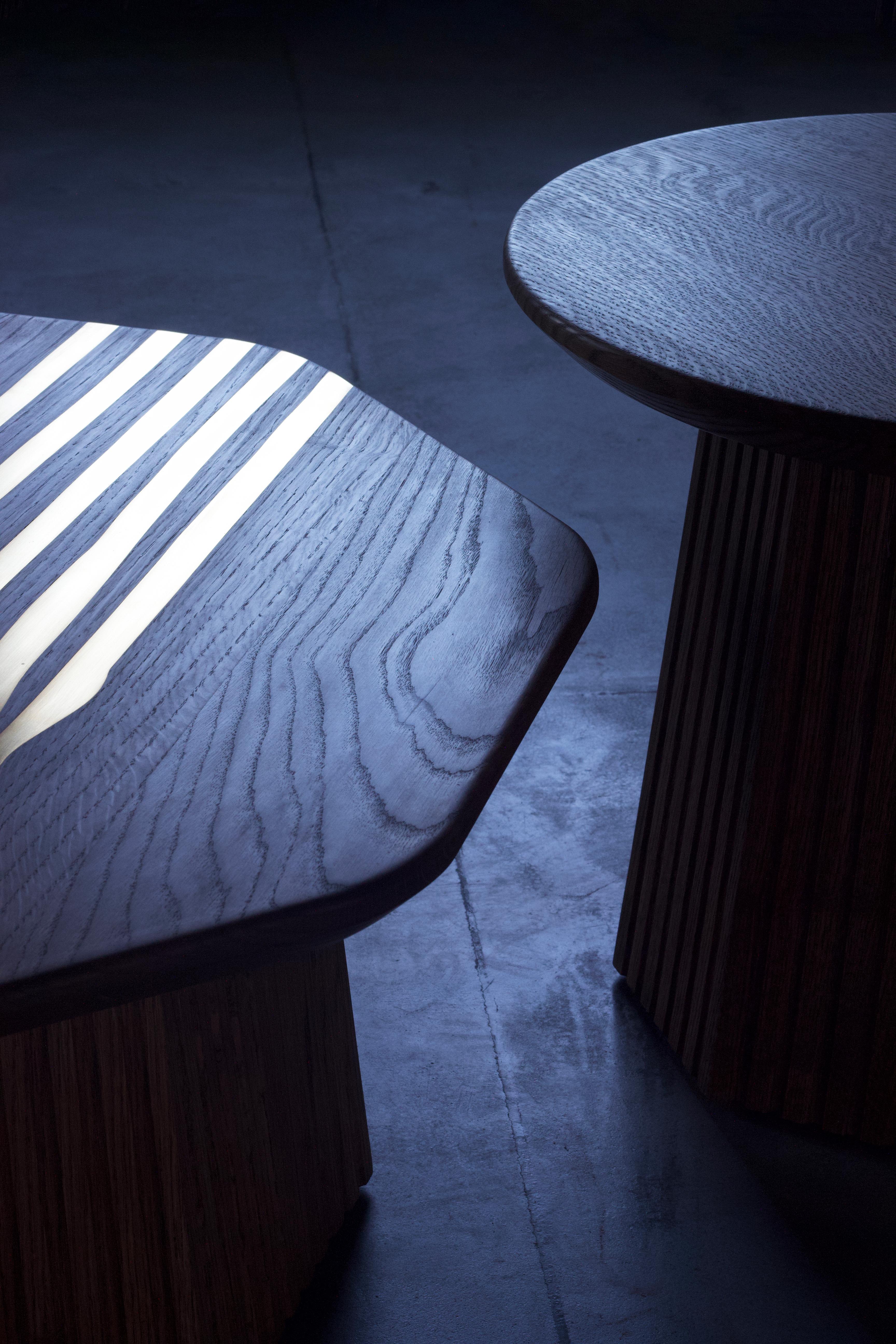 Mesa de centro de madera maciza de roble de mediados de siglo con tapa octogonal e incrustaciones de latón Latón en venta