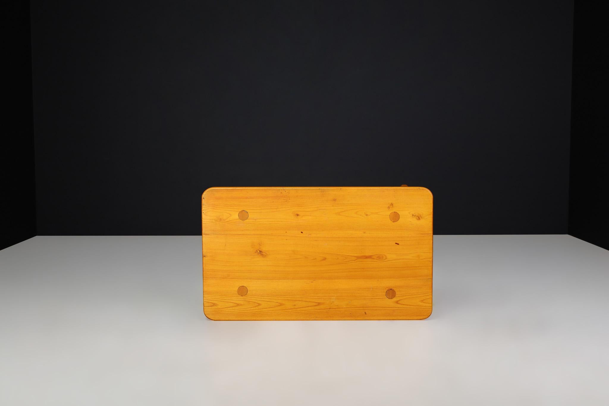 Mesa de centro de pino macizo moderna de mediados de siglo, Francia, años 60

Esta encantadora mesa de centro moderna de mediados de siglo, fabricada en Francia en la década de 1960, es un bello ejemplo de diseño minimalista y sólida artesanía.