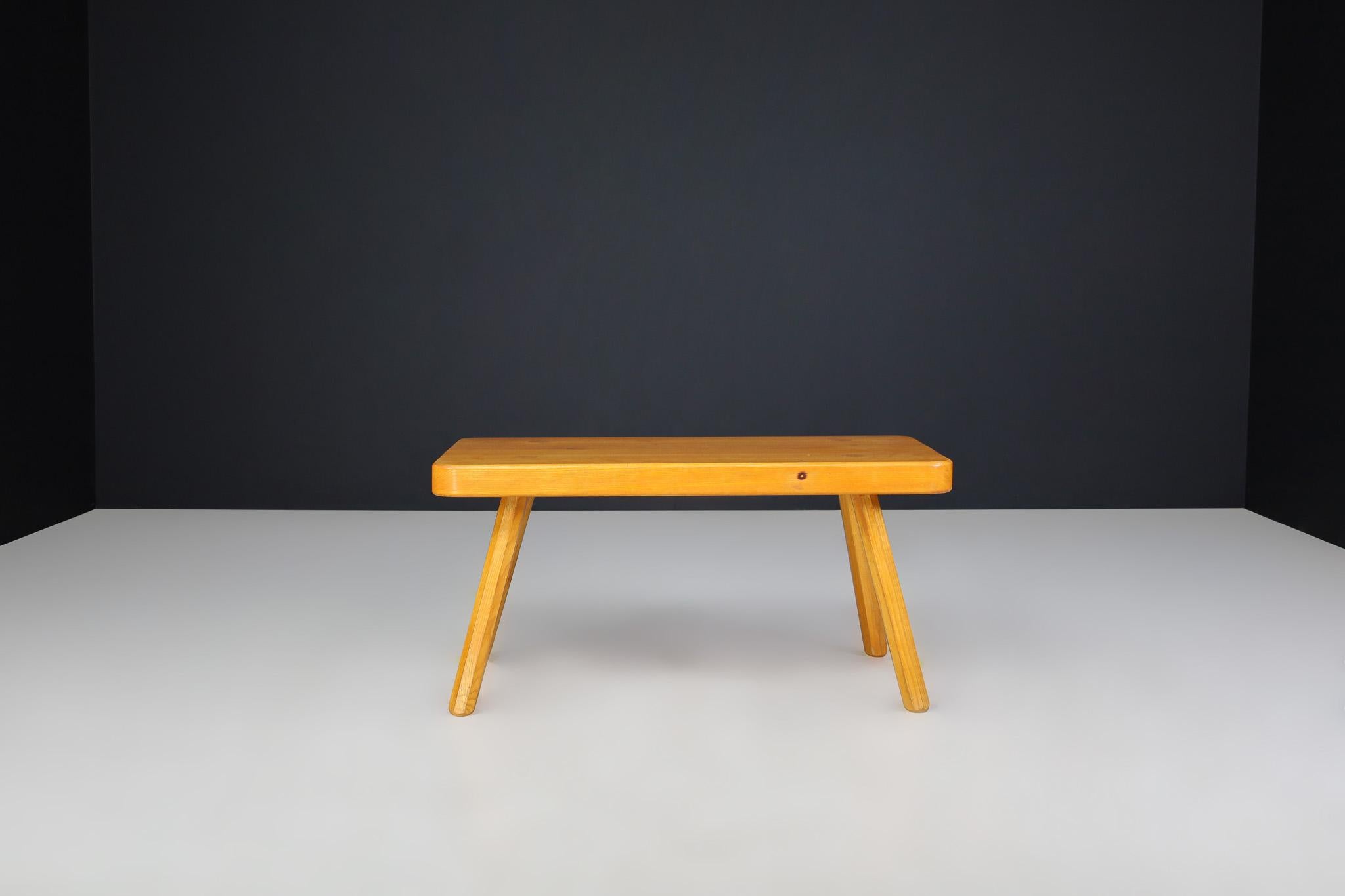 Mesa de centro de pino macizo moderna de mediados de siglo, Francia, años 60 Moderno de mediados de siglo en venta