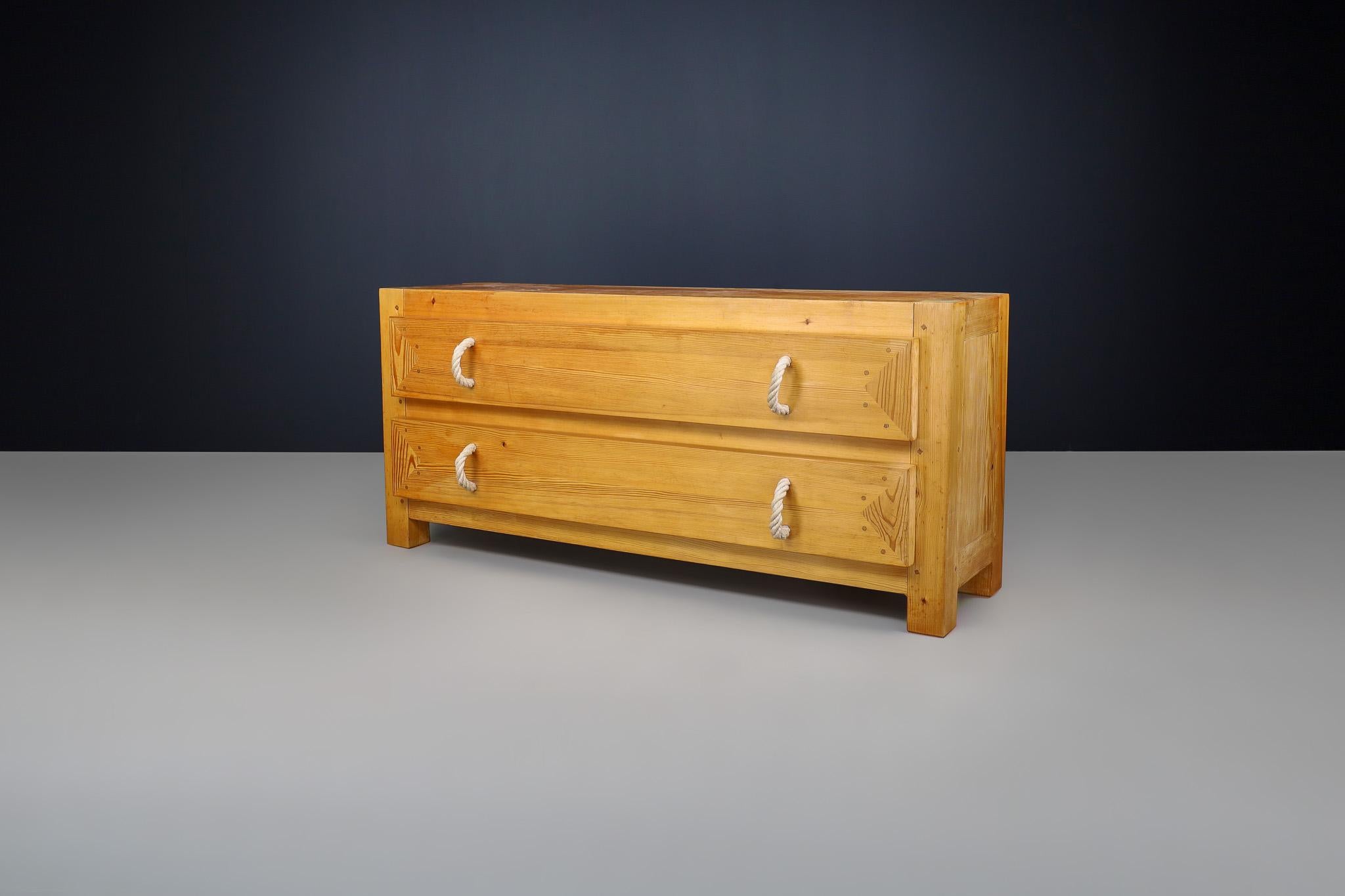 Mid-Century Modern Solid Pine Drawers Cabinet / Credenza, France, 1960s

This beautifully crafted solid pine cabinet from 1960s France is a fine example of mid-century modern design. With clean lines, a minimalist silhouette, and natural materials,