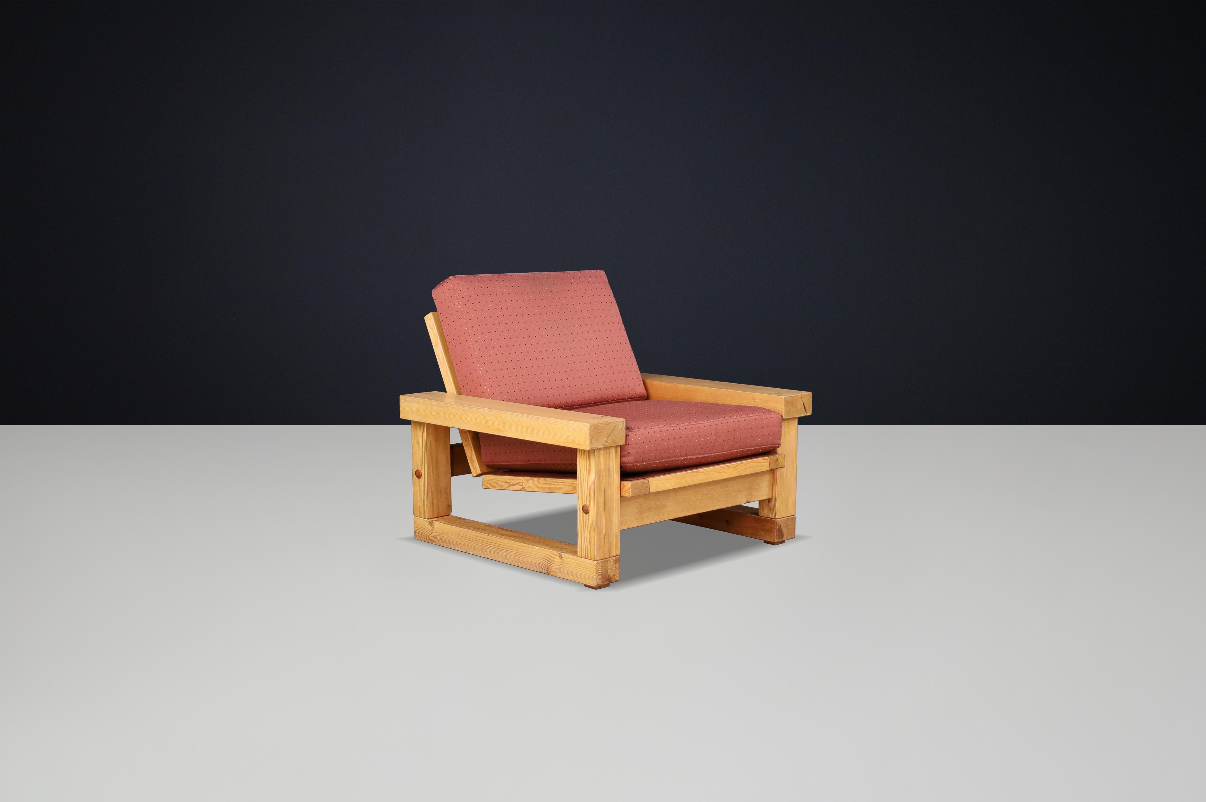 Moderner Loungesessel aus massivem Kiefernholz, Frankreich, Mitte der 1970er Jahre

Dieser moderne Loungesessel aus der Mitte des Jahrhunderts, der in den 1970er Jahren in Frankreich hergestellt wurde, ist ein schönes Beispiel für understated.design