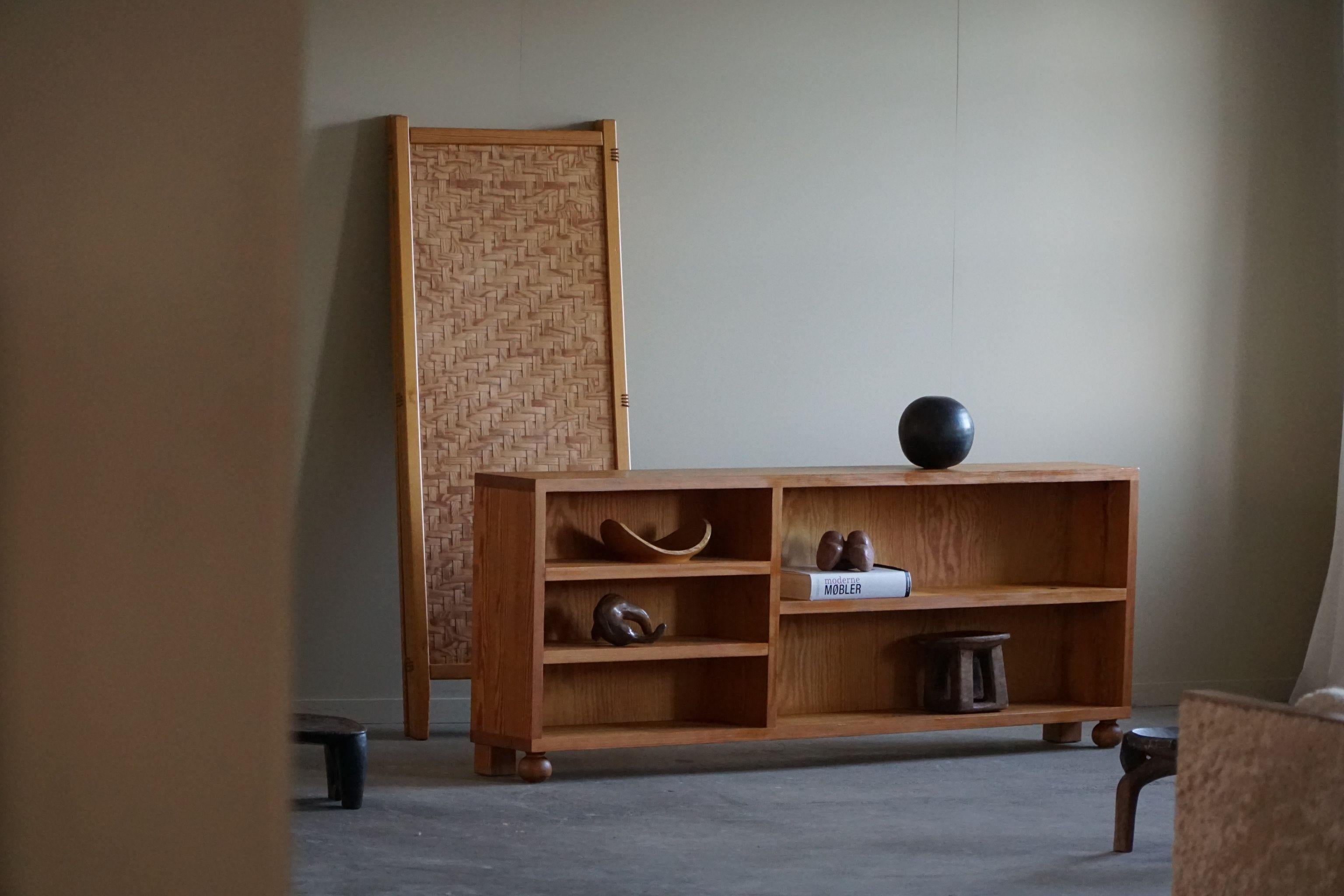 Das rechteckige Regal aus massivem Kiefernholz, das in den 1970er Jahren von einem dänischen Schreiner gefertigt wurde, ist ein zeitloses und funktionelles Möbelstück. Dieses Regal zeichnet sich durch klare Linien und ein minimalistisches Design aus