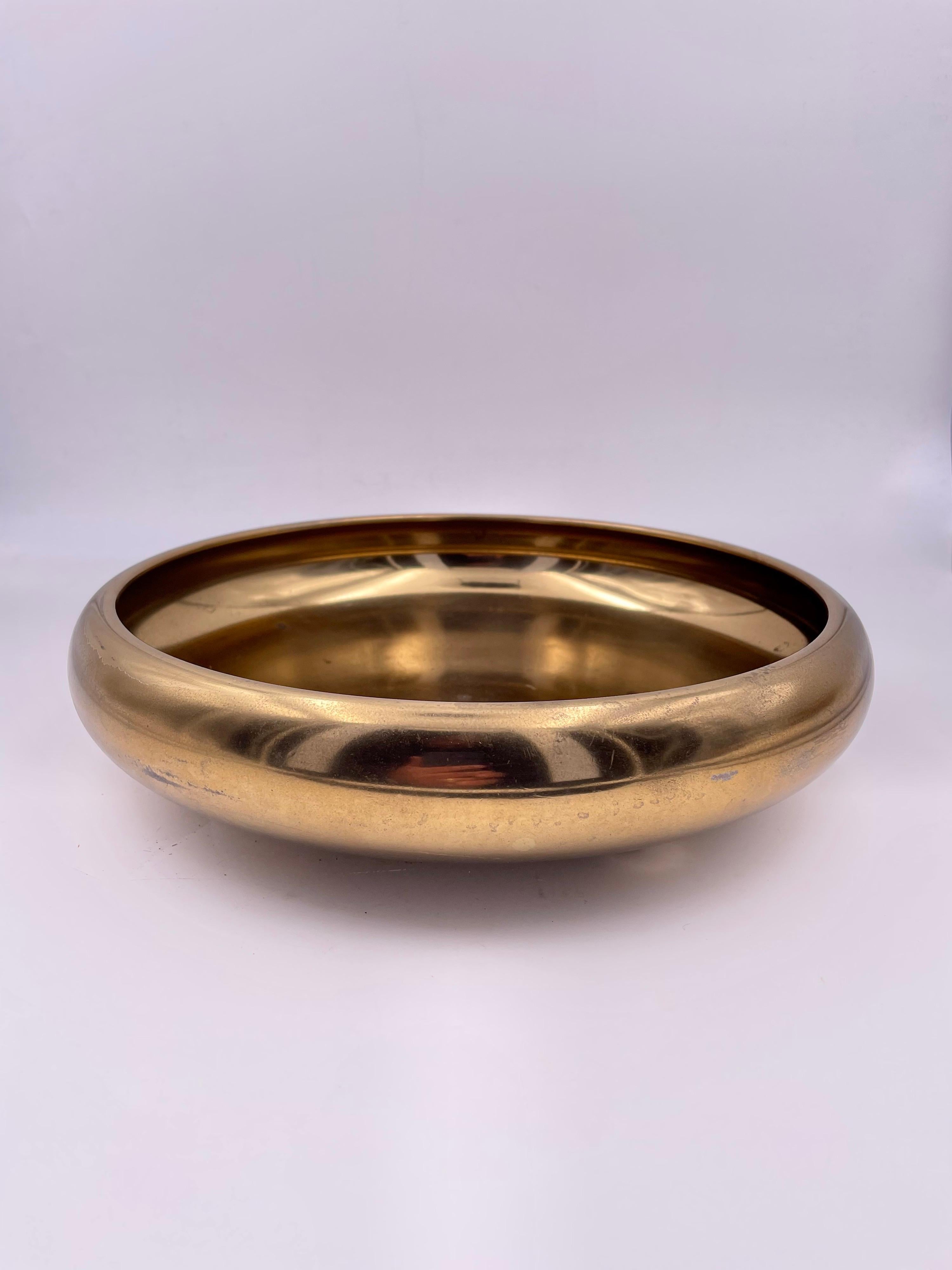 Mid-Century Modern Solid Polished Brass Bowl Catch it All In Good Condition In San Diego, CA