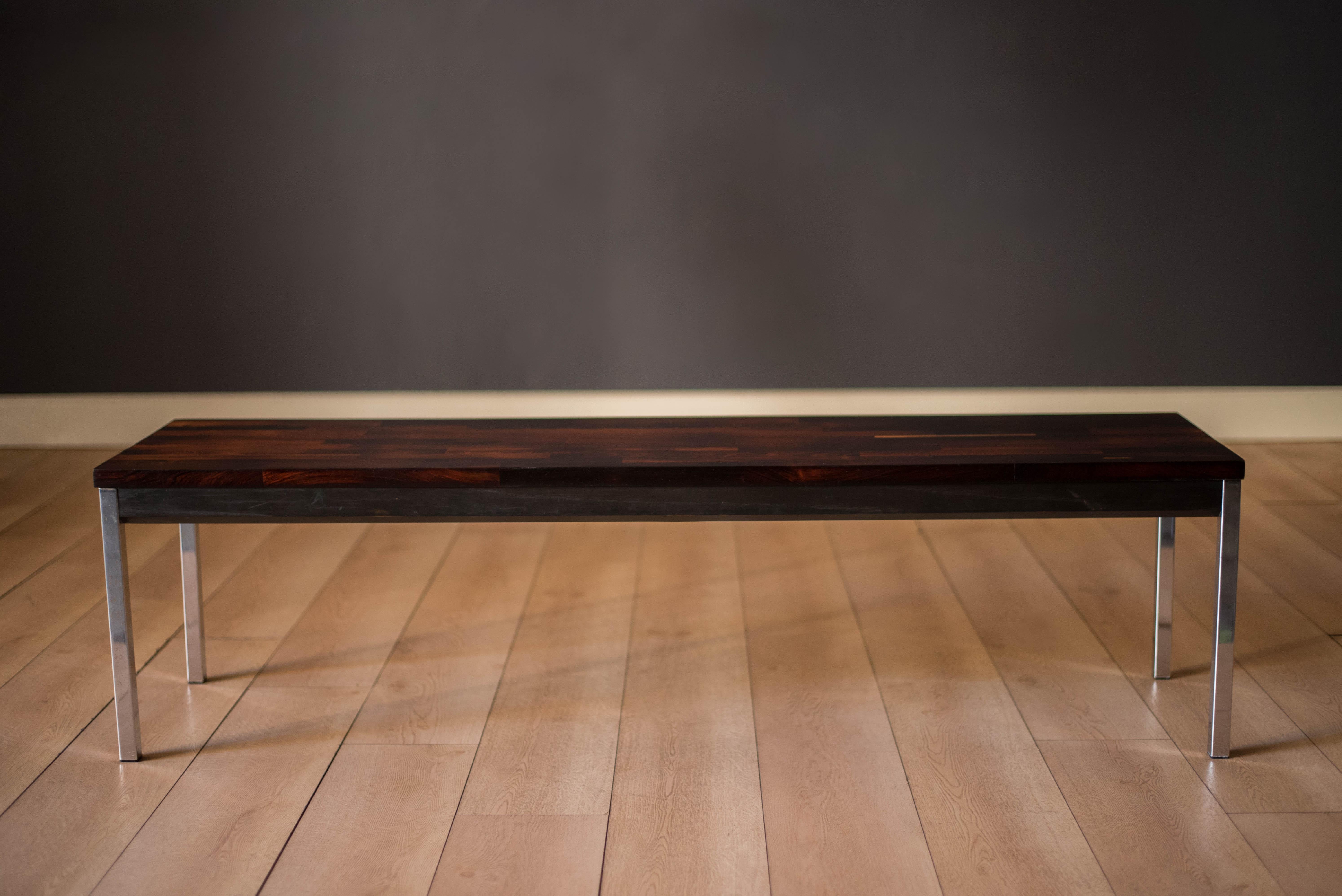 Mesa de centro moderna de mediados de siglo de palisandro macizo y cromo by Founders Moderno de mediados de siglo en venta