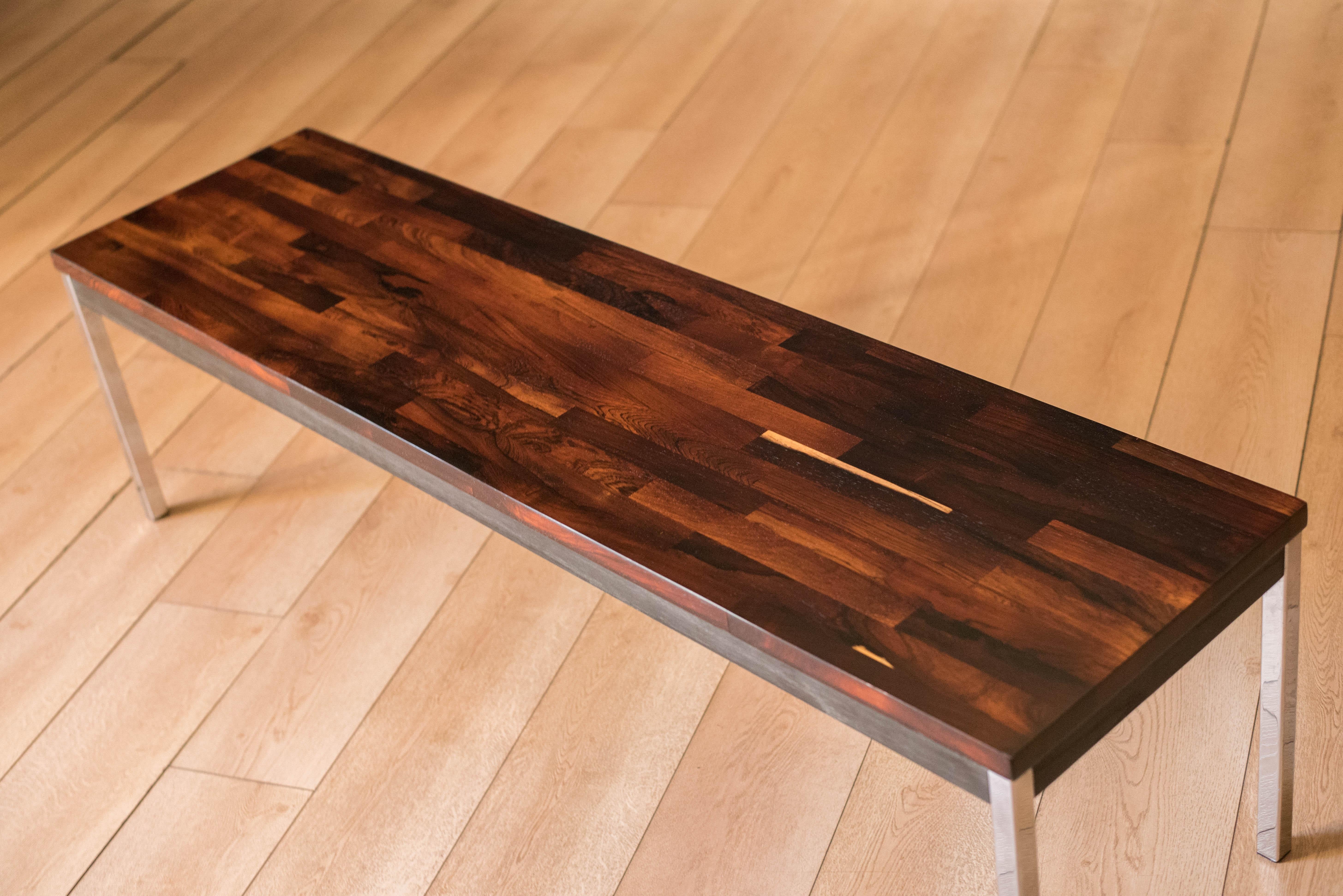 Mesa de centro moderna de mediados de siglo de palisandro macizo y cromo by Founders Estadounidense en venta