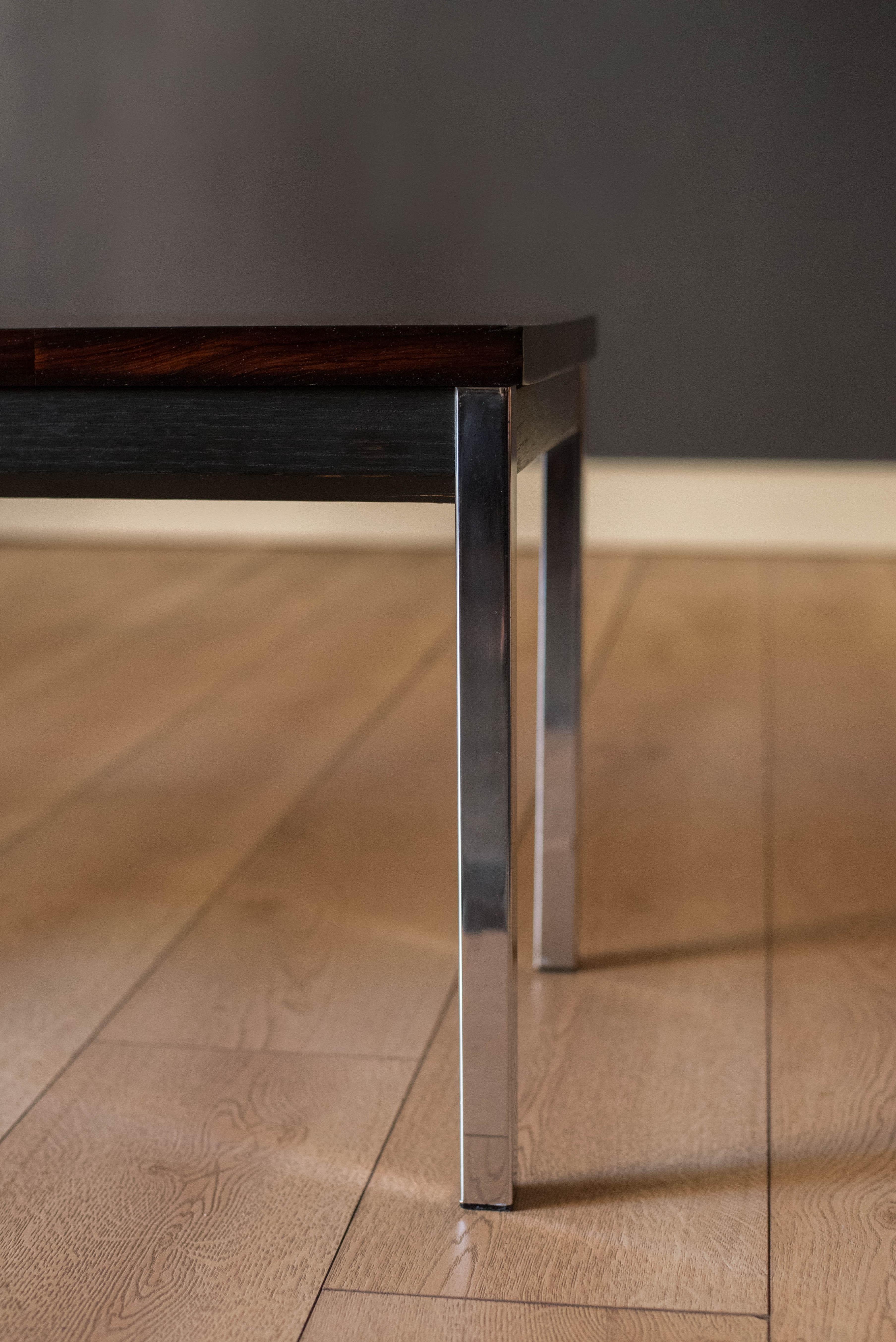 Mesa de centro moderna de mediados de siglo de palisandro macizo y cromo by Founders finales del siglo XX en venta