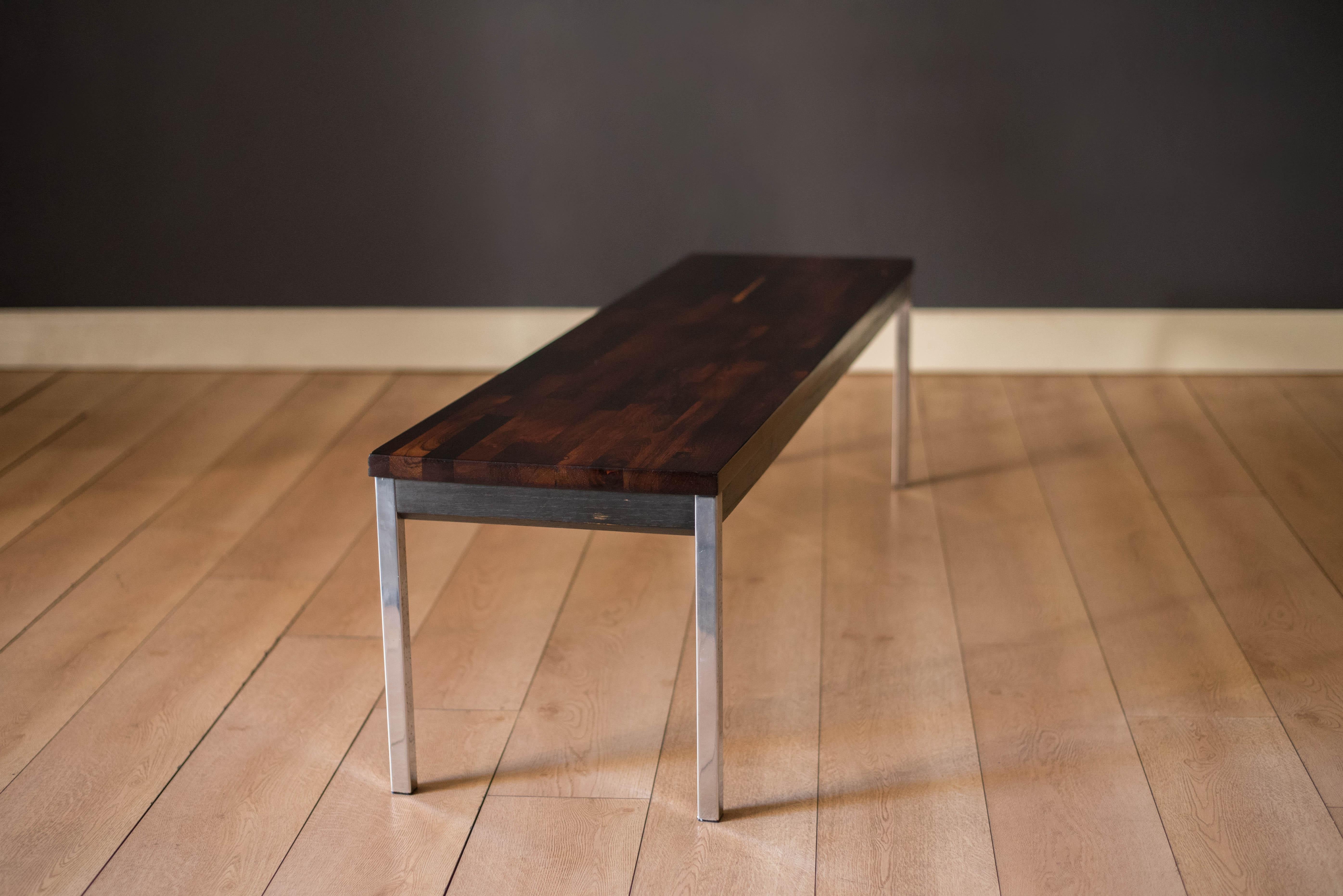 Mesa de centro moderna de mediados de siglo de palisandro macizo y cromo by Founders Cromo en venta