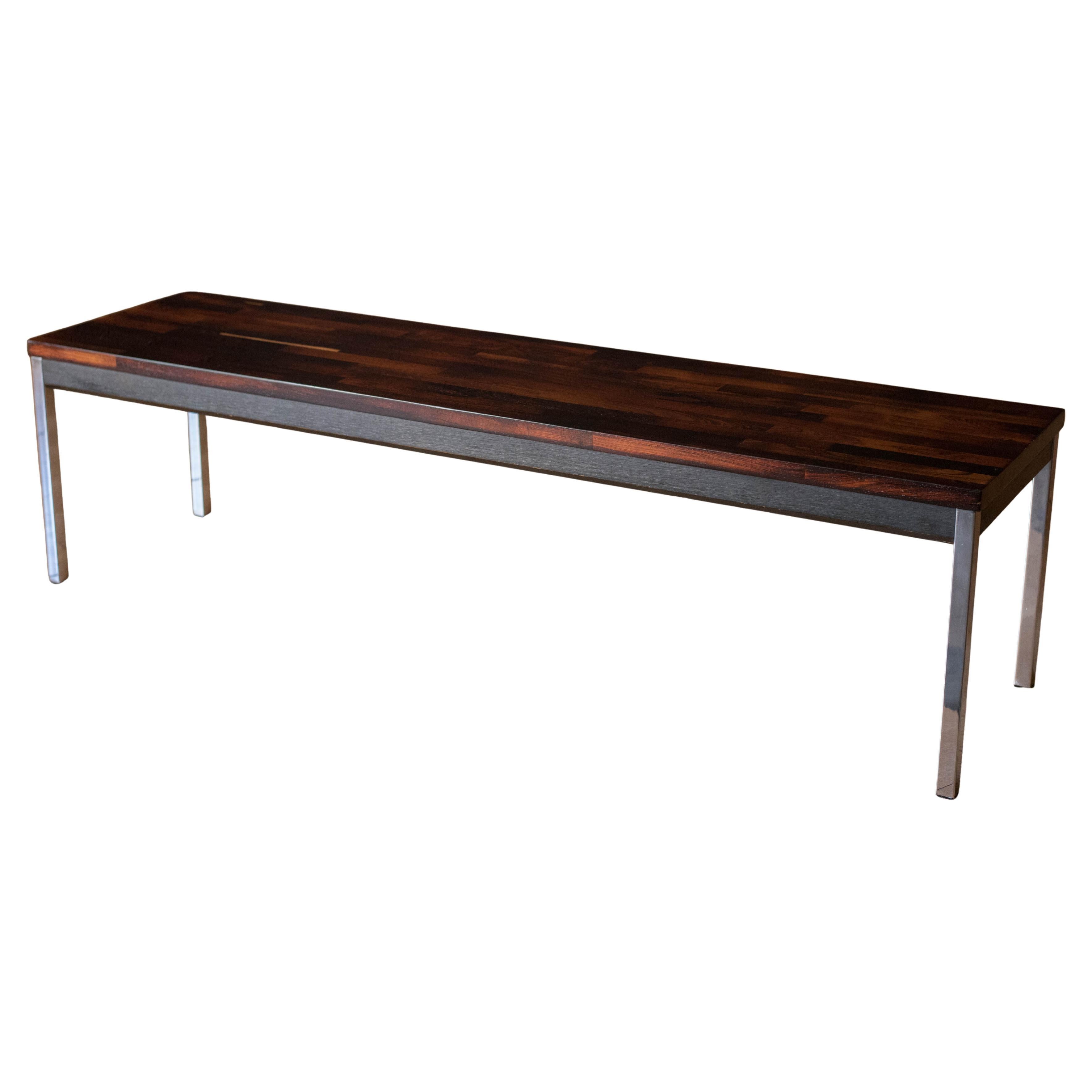 Table basse moderne du milieu du siècle dernier en bois de rose massif et chrome des fondateurs