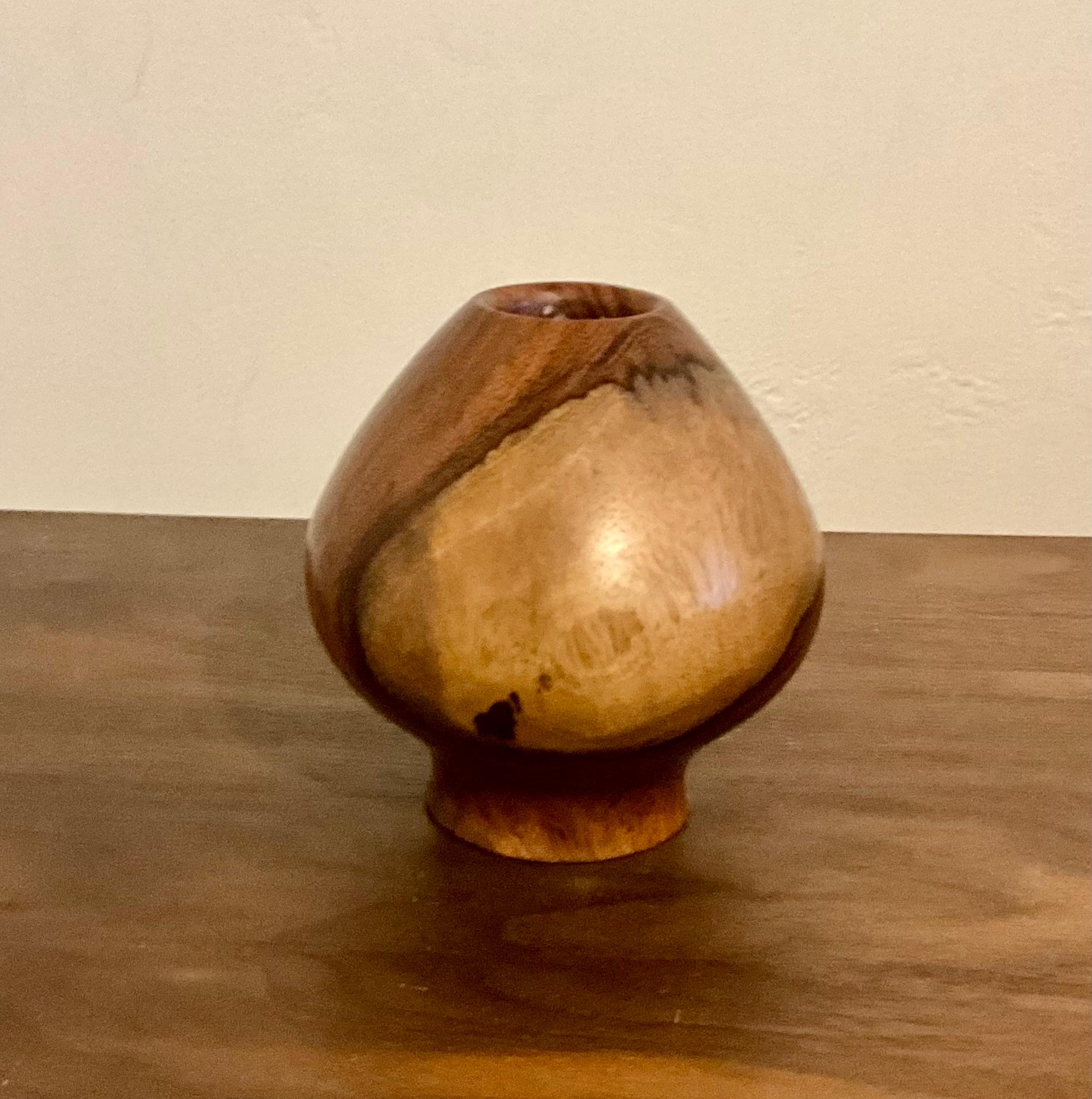 Hand-Turned Solid Rosewood Vase by Victoria Paisley - Mid-Century Modern

Enhance your decor with this stunning 4-inch hand-turned vase by artist Victoria Paisley, crafted from solid rosewood. This mid-century modern piece features unique wood