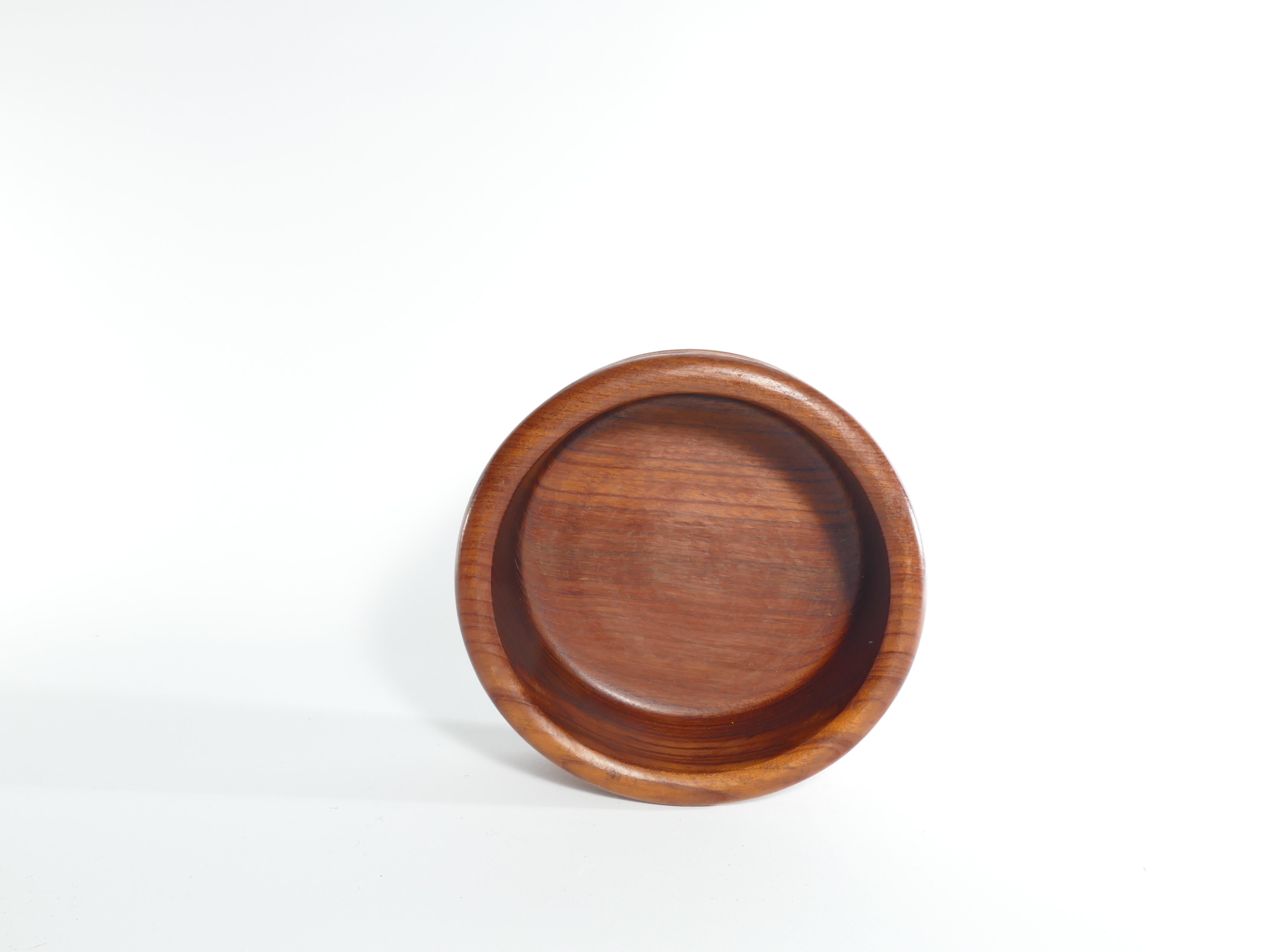 Mid-Century Modern Solid Teak Fluted Wood Bowl by Dolphin, Thailand In Good Condition In Grythyttan, SE