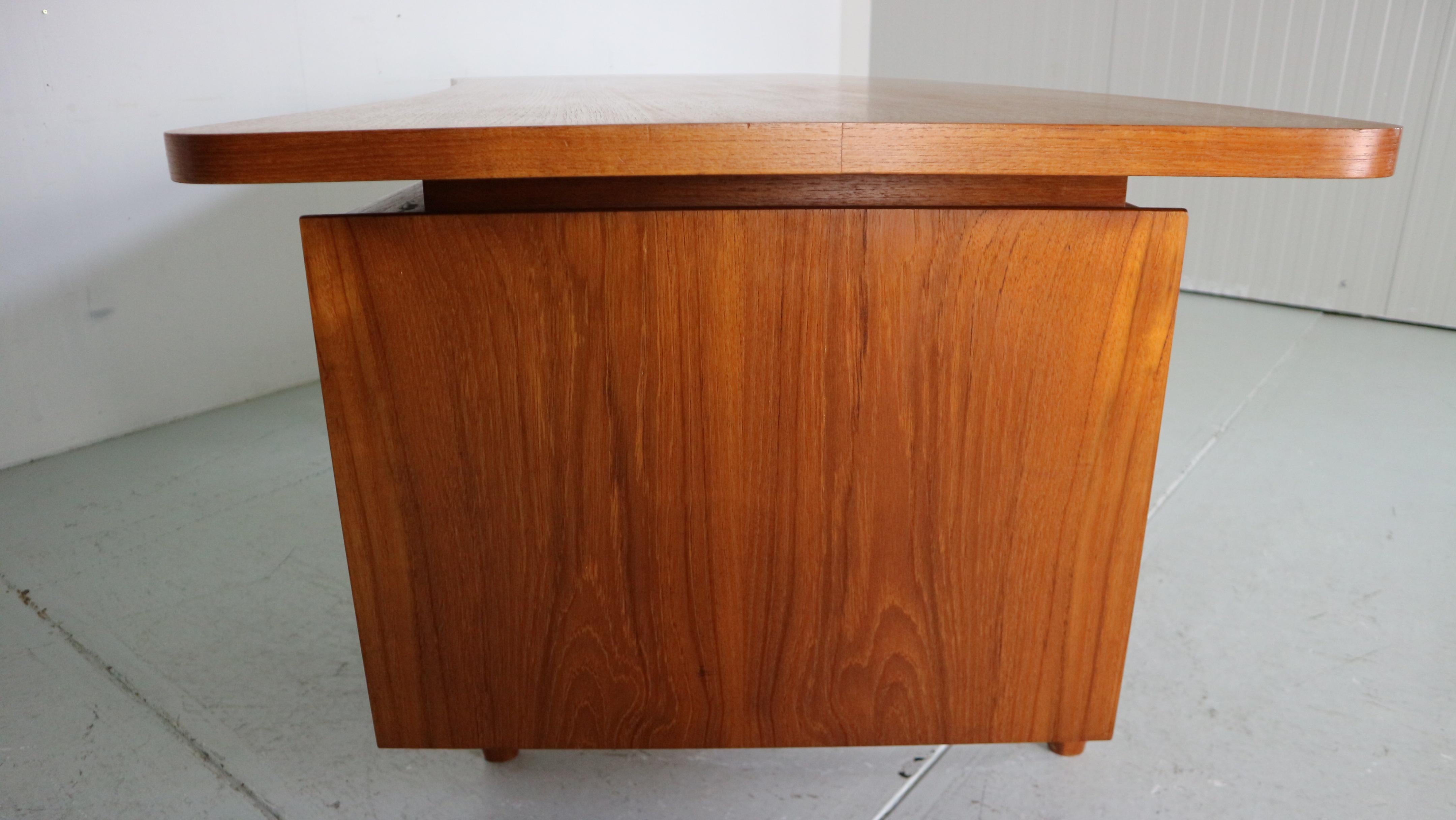 Mid-Century Modern Teak& Wicker Boomerang Desk, 1960 Denmark 4