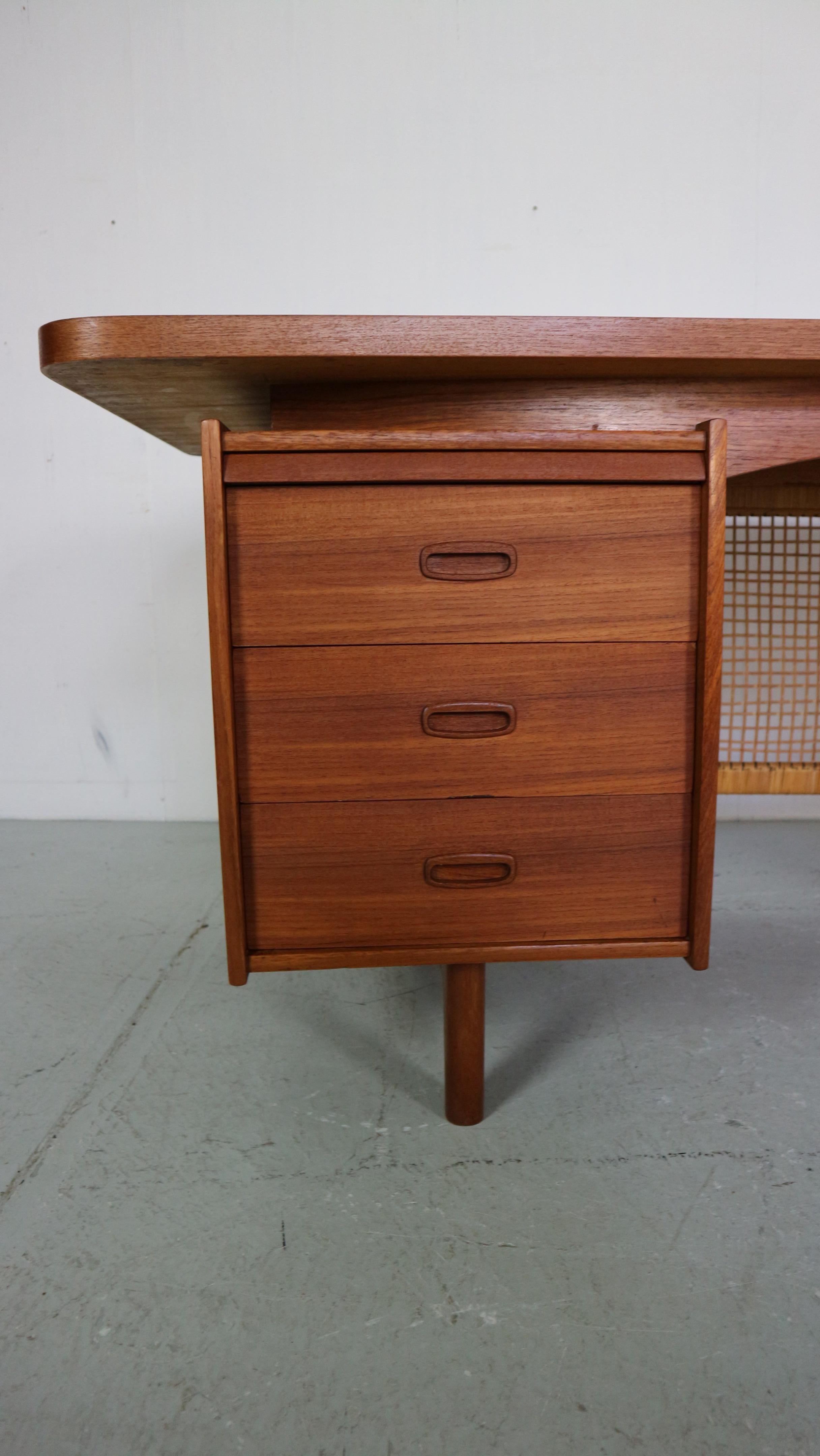 Mid-Century Modern Teak& Wicker Boomerang Desk, 1960 Denmark 5