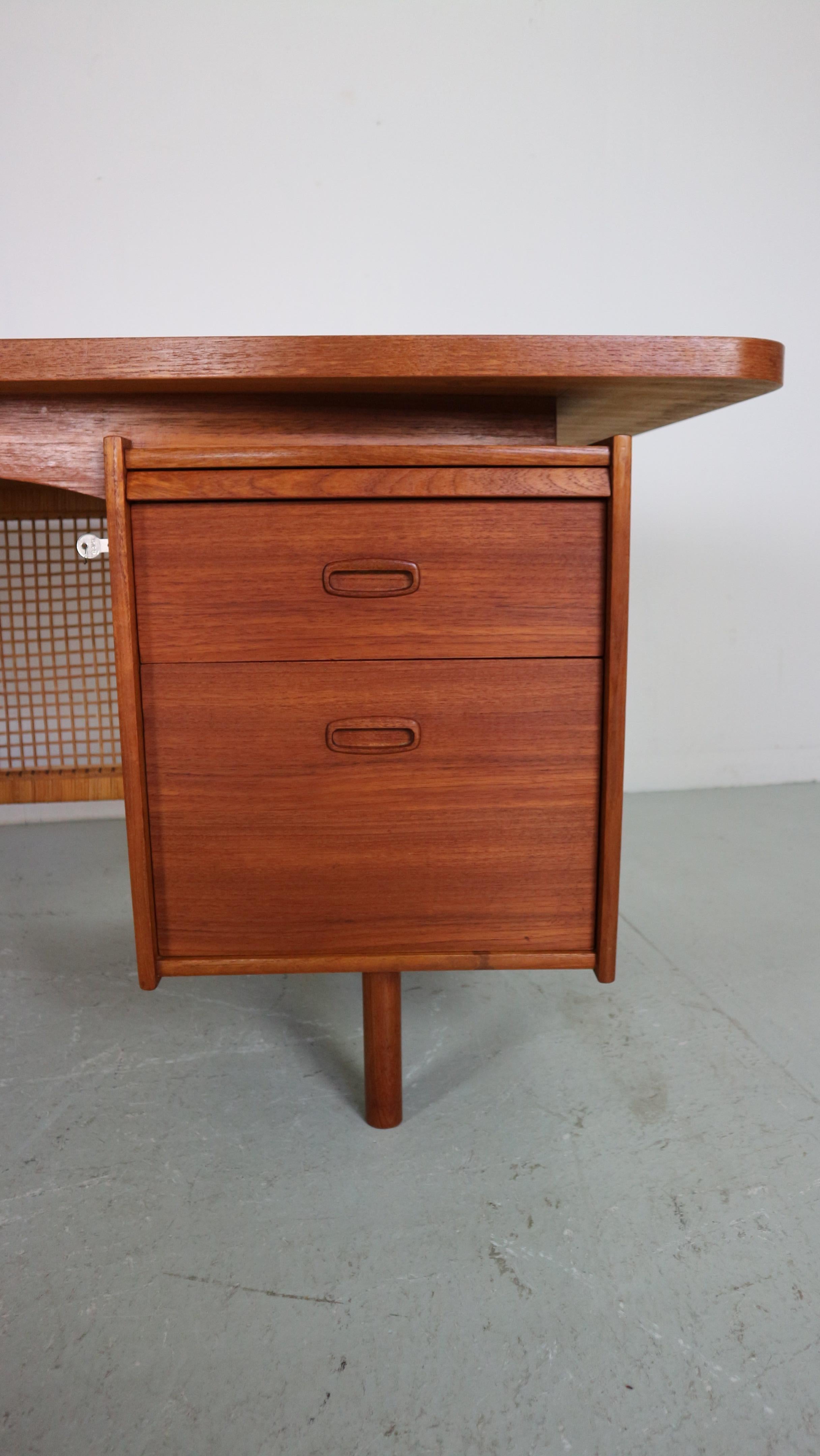 Mid-Century Modern Teak& Wicker Boomerang Desk, 1960 Denmark 6