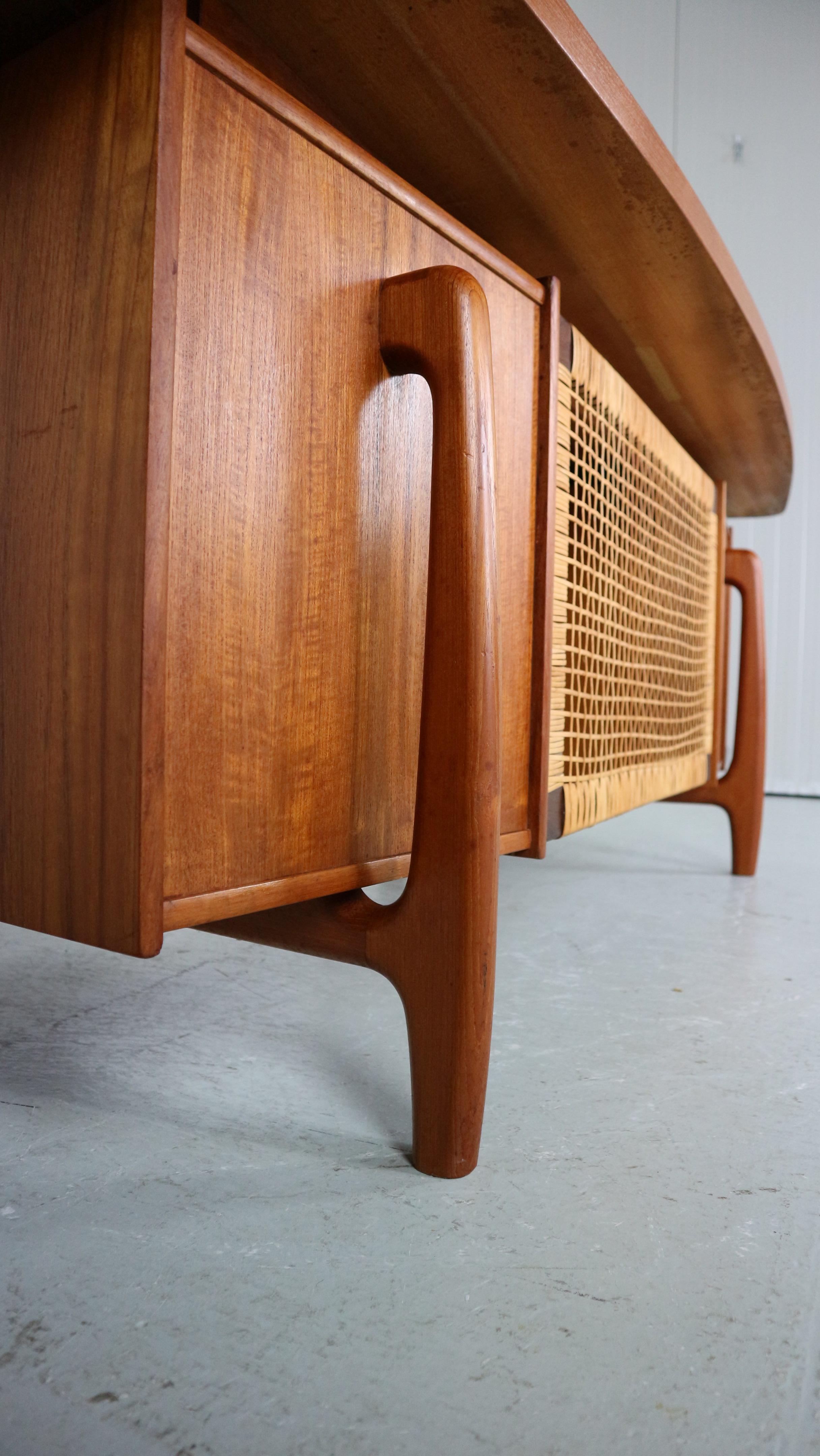 Mid-Century Modern Teak& Wicker Boomerang Desk, 1960 Denmark 9