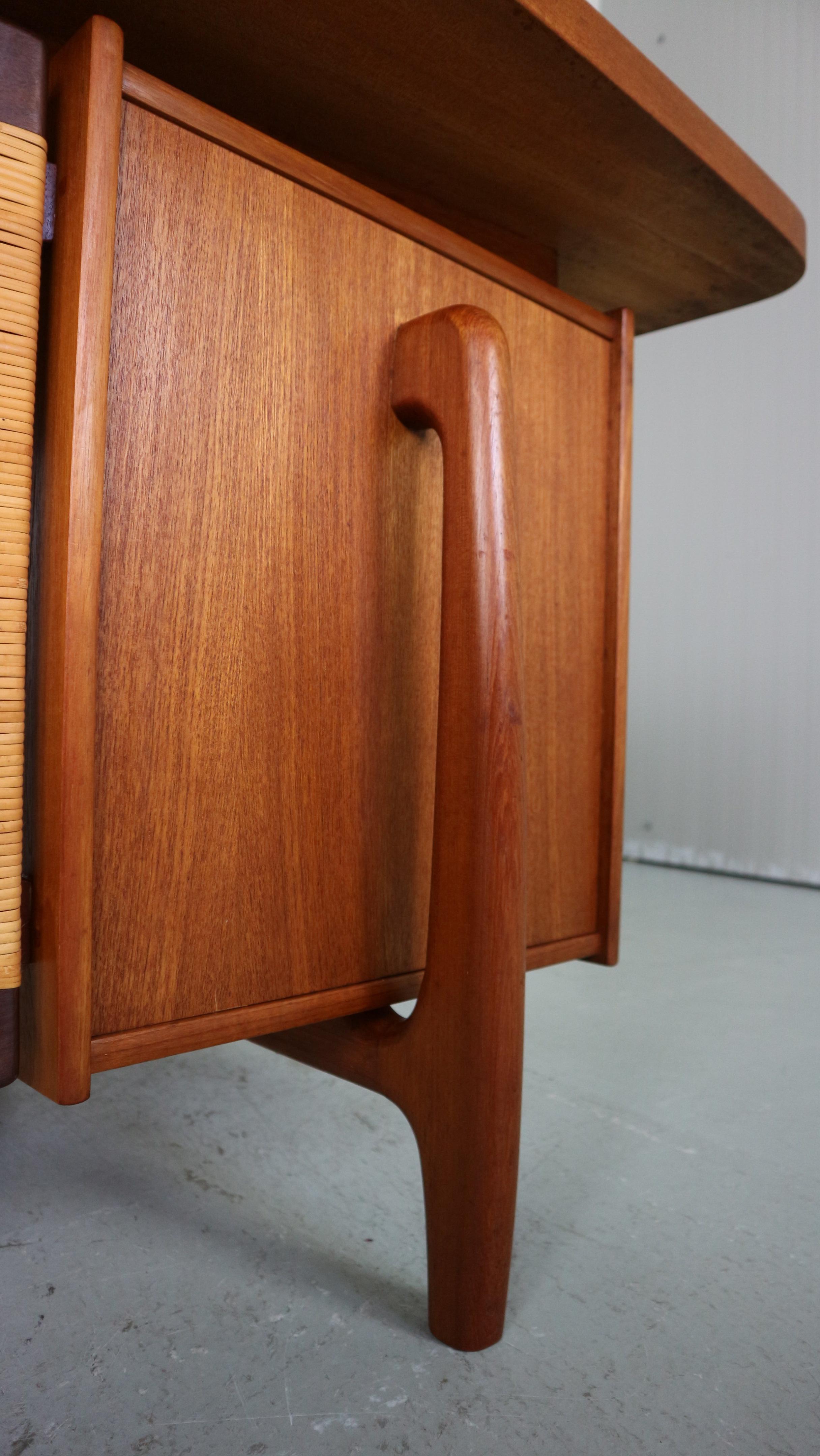 Mid-Century Modern Teak& Wicker Boomerang Desk, 1960 Denmark 11