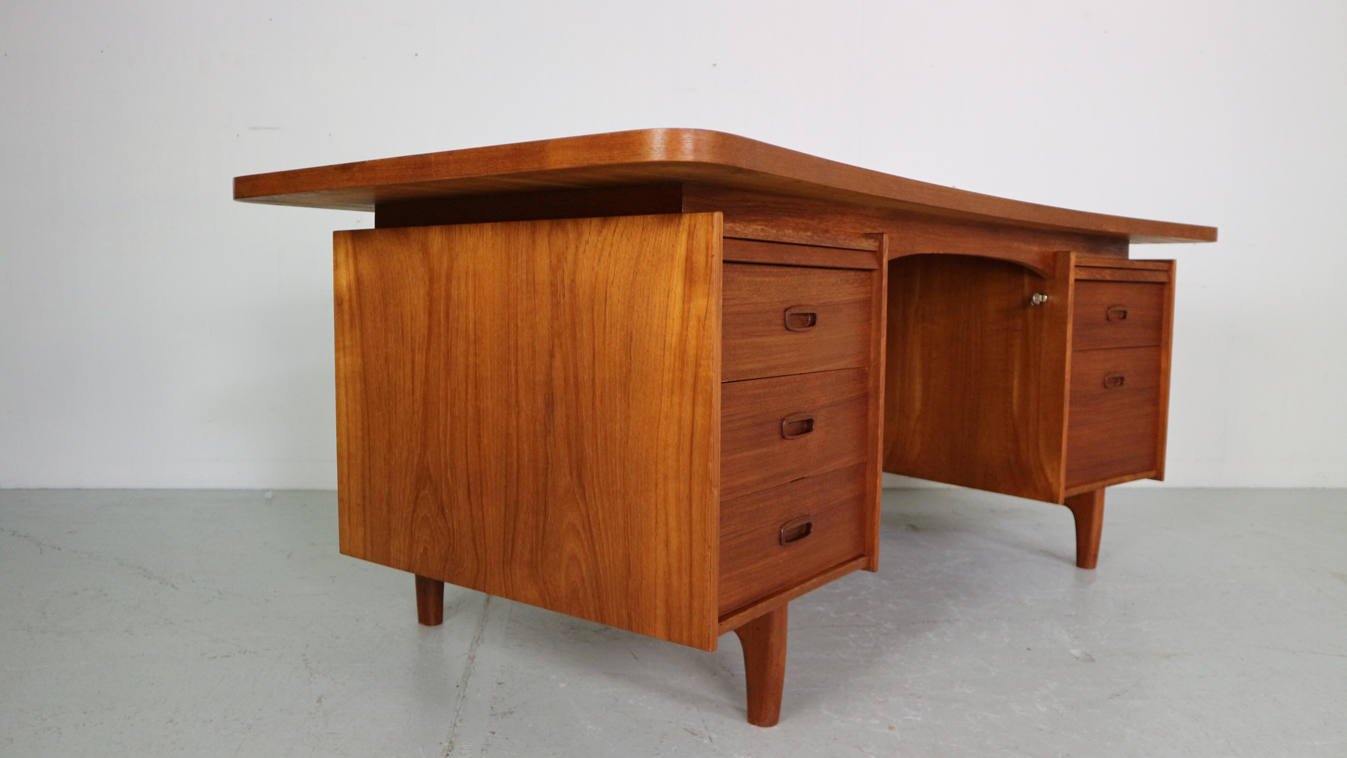 Mid-Century Modern Teak& Wicker Boomerang Desk, 1960 Denmark In Good Condition In The Hague, NL