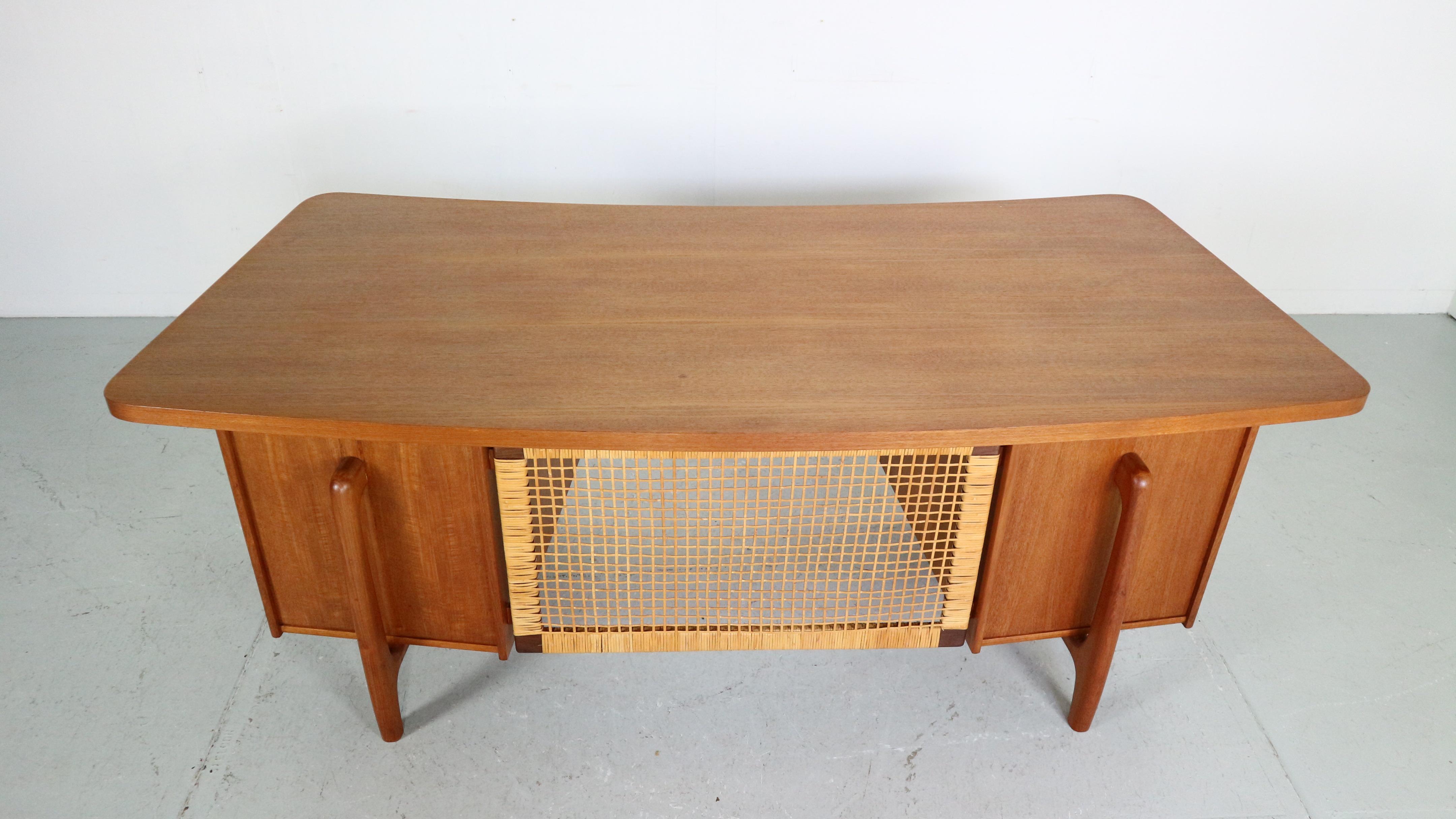Mid-Century Modern Teak& Wicker Boomerang Desk, 1960 Denmark 1