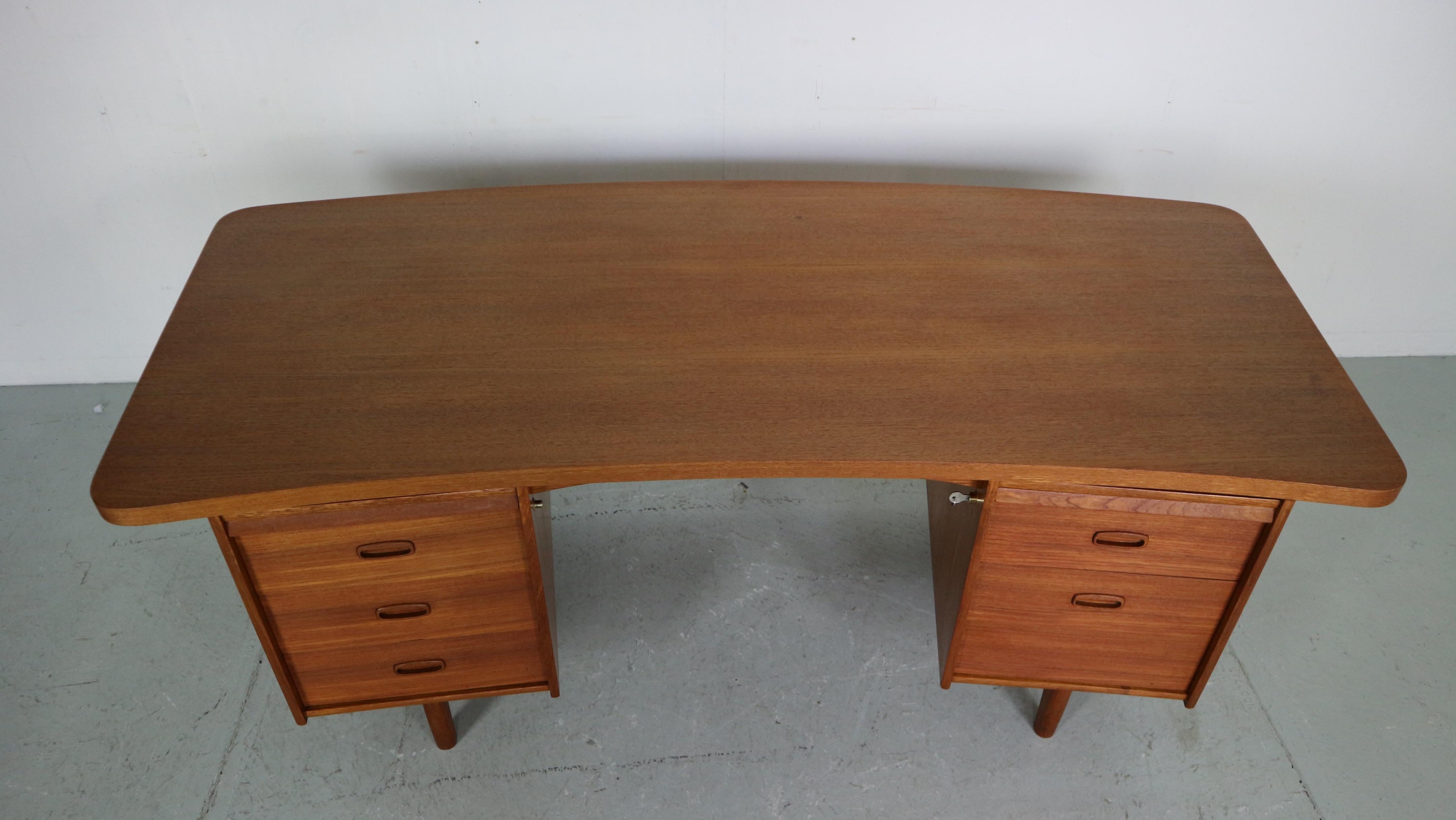 Mid-Century Modern Teak& Wicker Boomerang Desk, 1960 Denmark 2