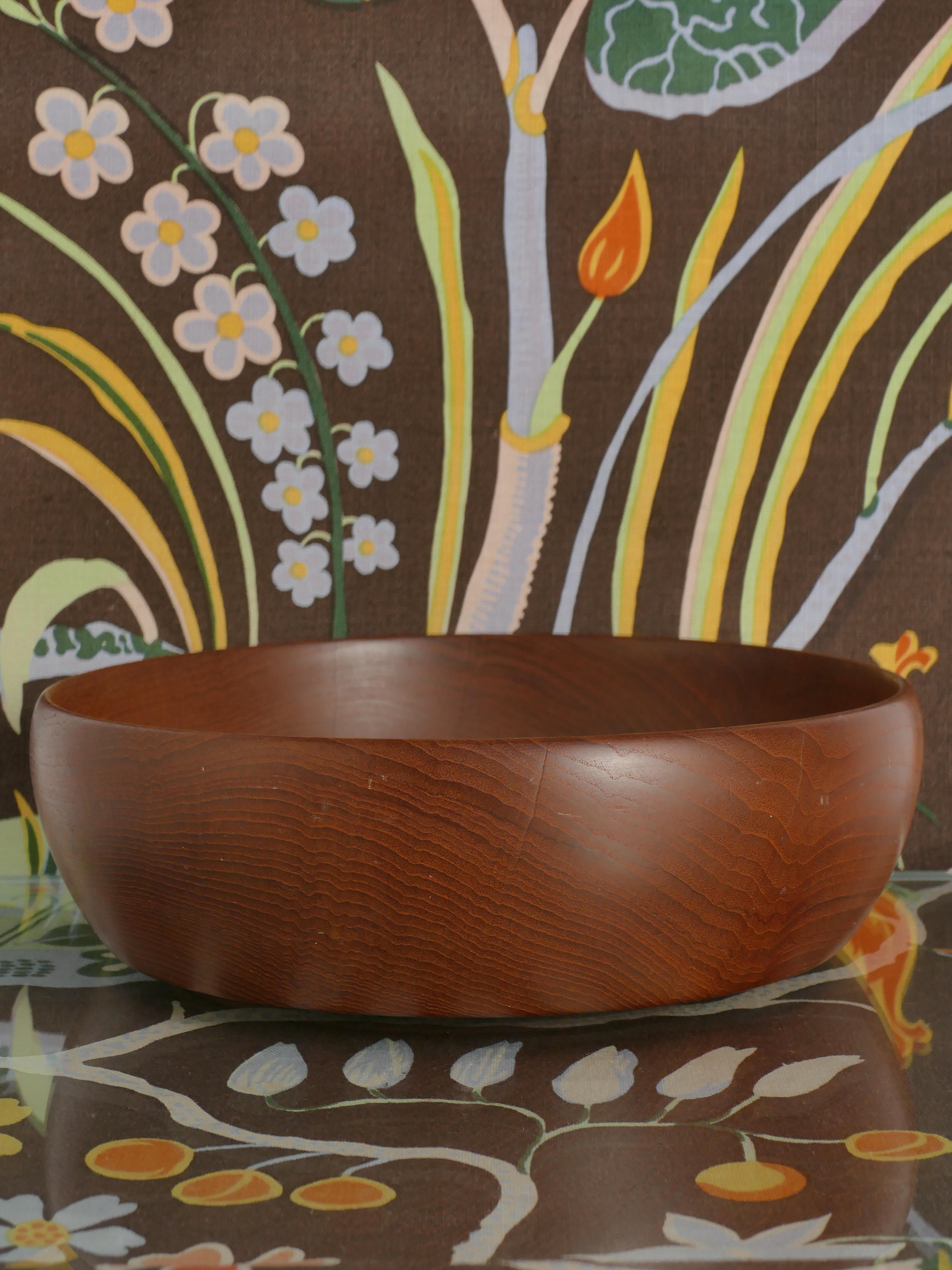 Eine sehr stilvolle moderne Teakholzschale aus der Mitte des Jahrhunderts. Massives Teakholz aus Thailand. Entworfen und hergestellt in Schweden.

Egal, ob sie als eigenständiges Kunstwerk ausgestellt oder praktisch als Obstschale, dekoratives