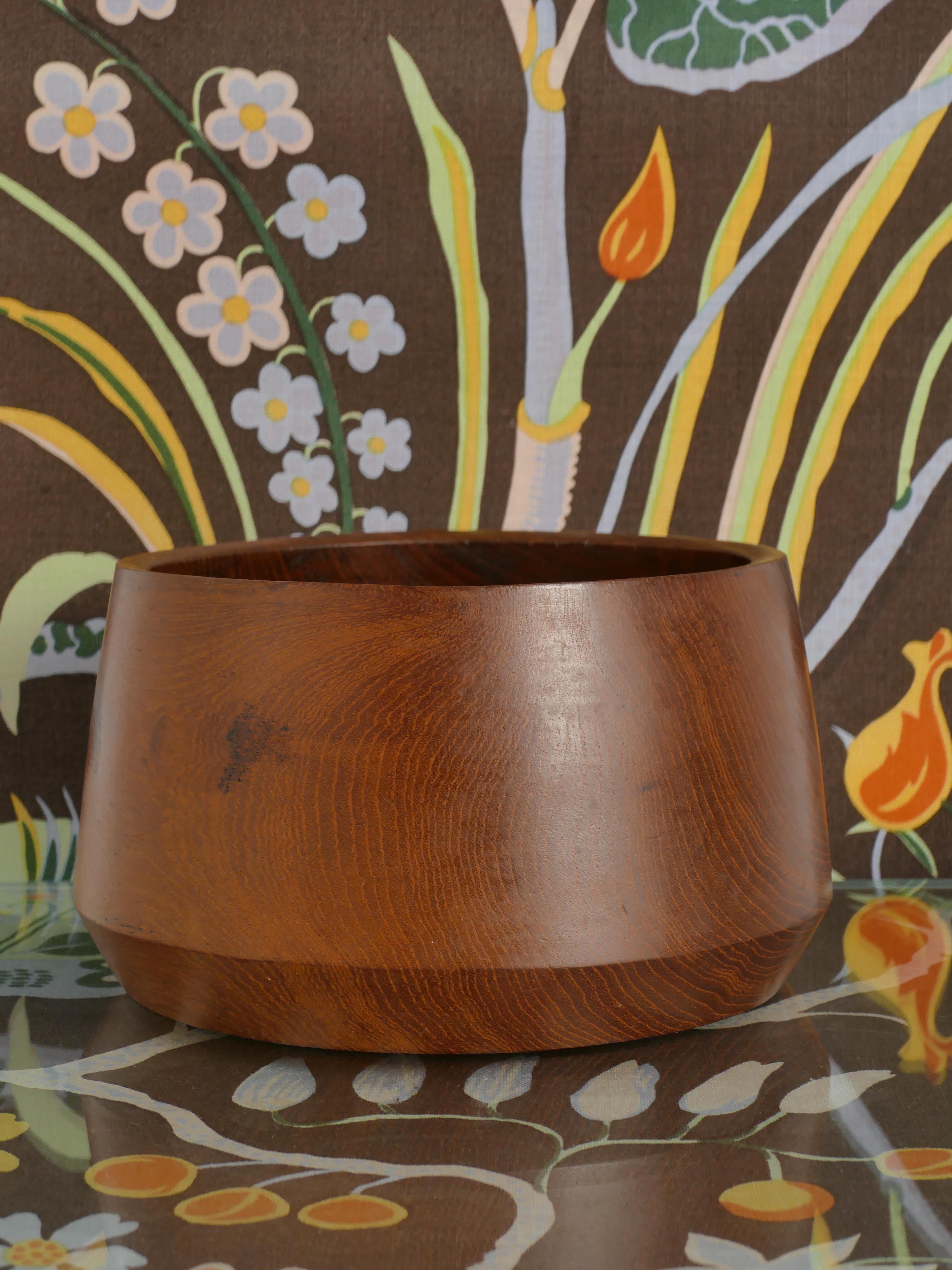 Un'elegante ciotola in legno di teak della metà del secolo scorso. Legno massiccio di teak proveniente dalla Tailandia. Progettato e prodotto in Thailandia. Adesivo sotto: 