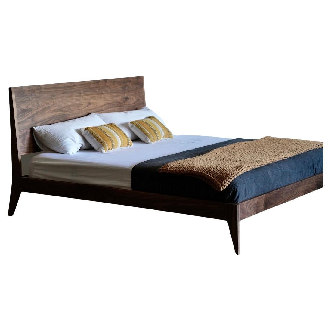 Mid Century Modern Bett aus massivem Nussbaumholz - Bett Nr.2