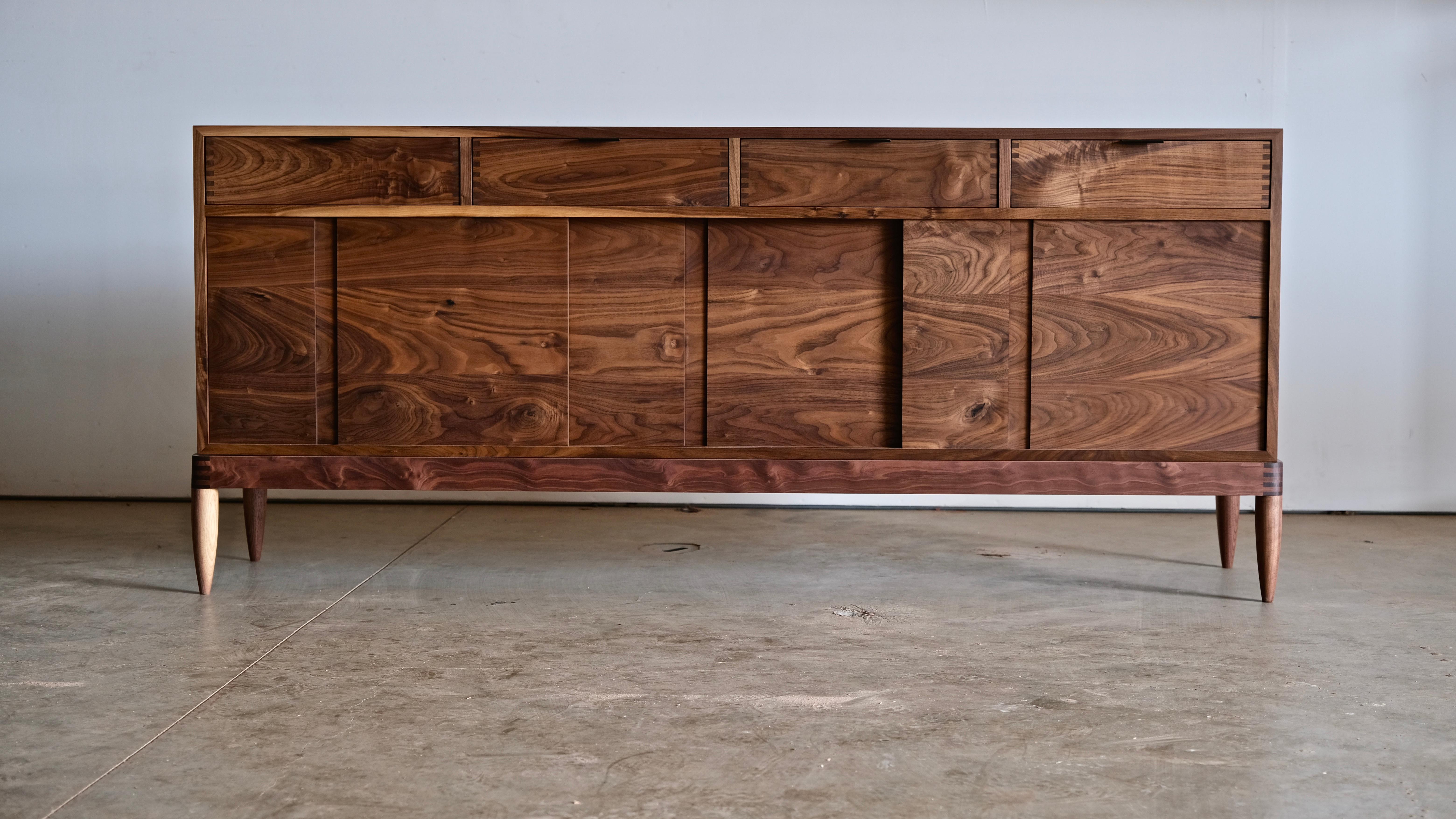 Buffet n. 2

L'obiettivo del design per questo pezzo era una forma semplice con dettagli sottili che lo rendessero interessante, ma anche senza tempo. 

Costruito per durare. Questo pezzo pesa circa 300 libbre ed è destinato a durare diverse
