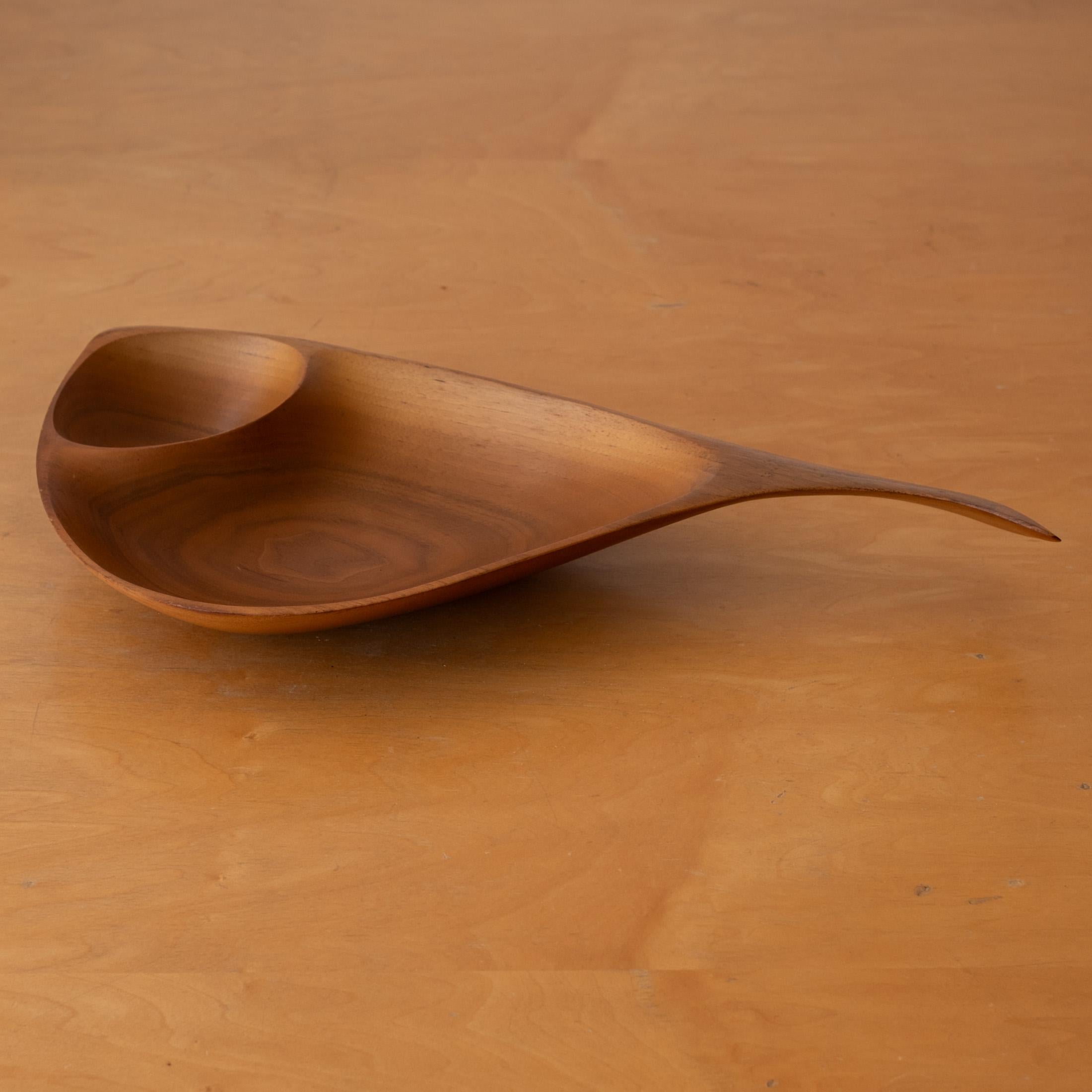 Ciotola in noce massiccio del Mid Century Modern Catch All Bowl di Emil Milan in vendita 2