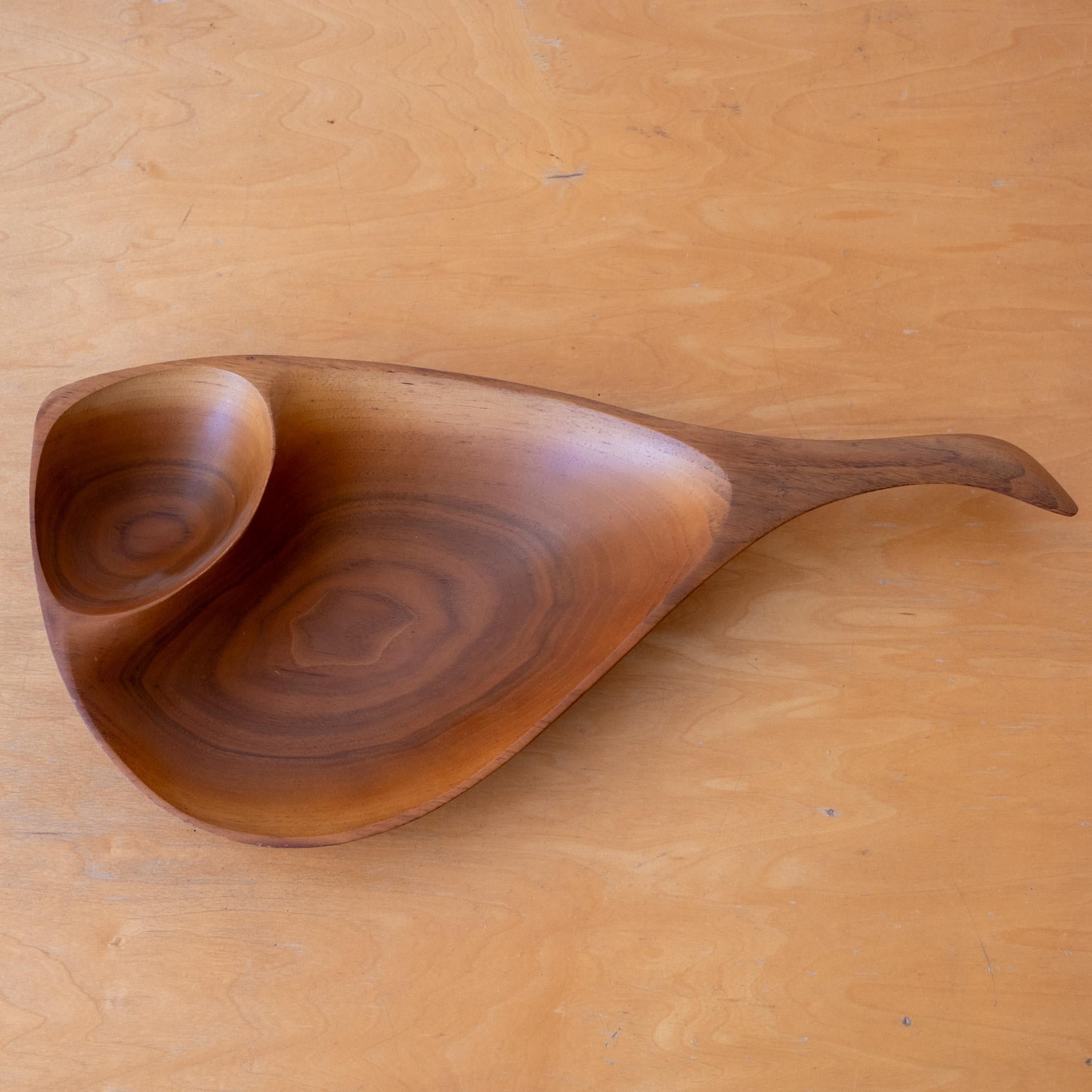 Bellissima ciotola scolpita in noce massiccio intagliata a mano. Firmato sul fondo. 1950s

Emil Milan (1922 - 1985) è stato un falegname americano famoso per le sue ciotole scultoree, le sue sculture di uccelli e la sua arte. Formatosi in scultura