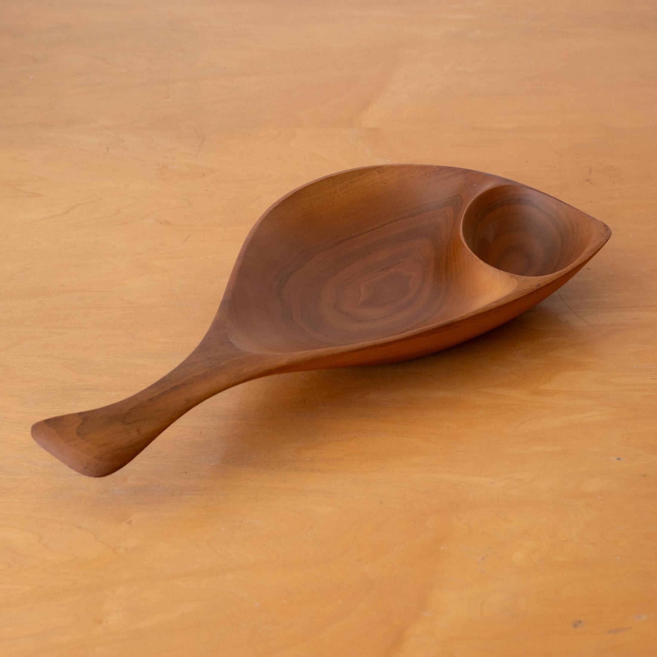 Mid-Century moderno Ciotola in noce massiccio del Mid Century Modern Catch All Bowl di Emil Milan in vendita