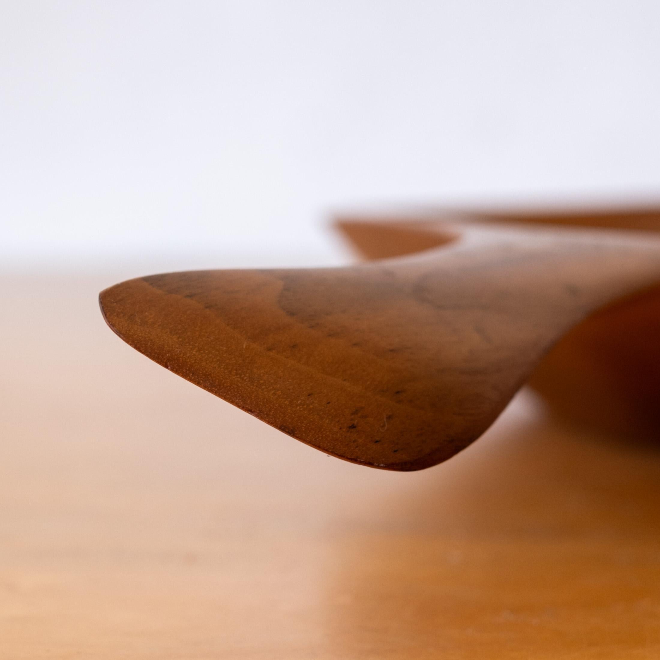 Intagliato a mano Ciotola in noce massiccio del Mid Century Modern Catch All Bowl di Emil Milan in vendita