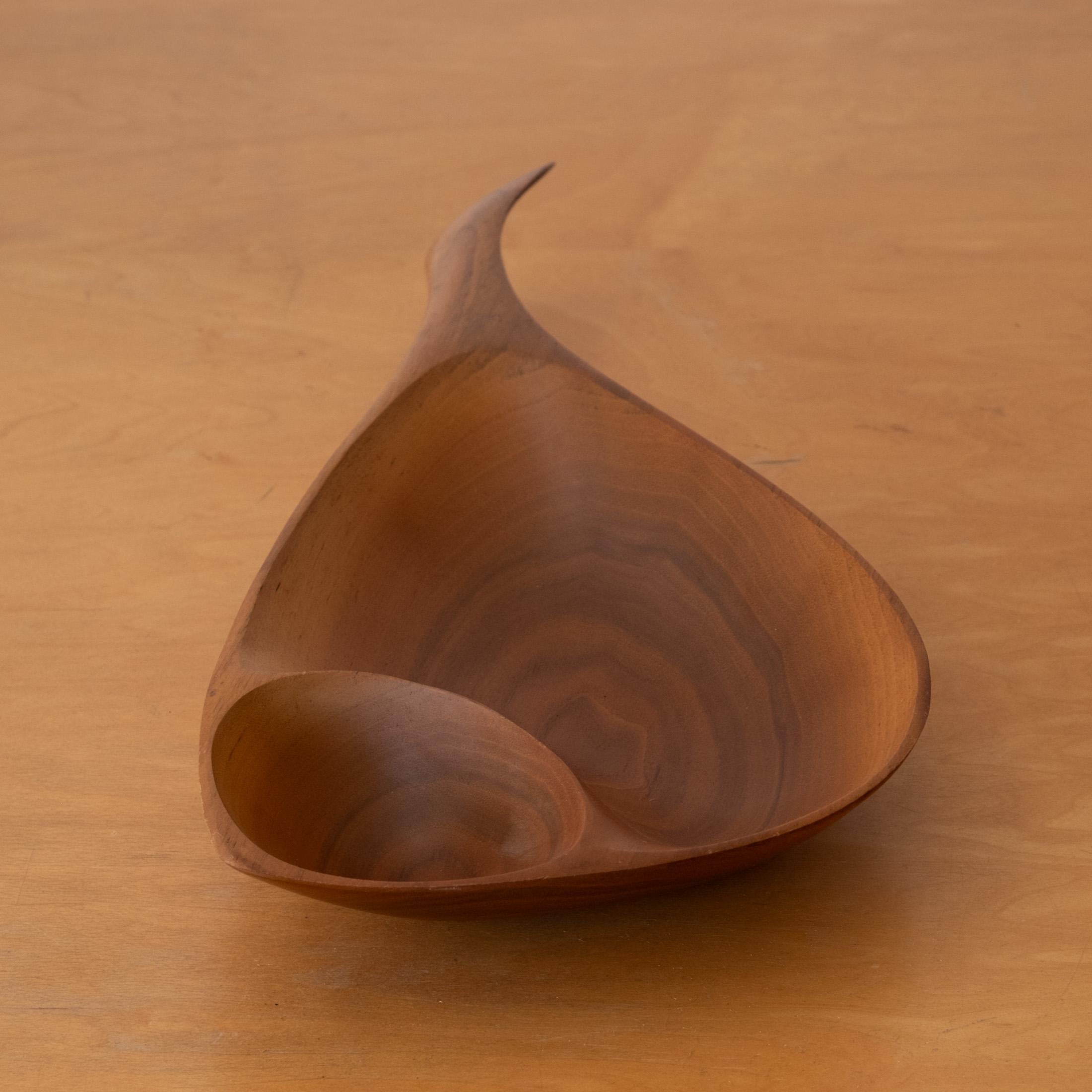 Ciotola in noce massiccio del Mid Century Modern Catch All Bowl di Emil Milan in vendita 1