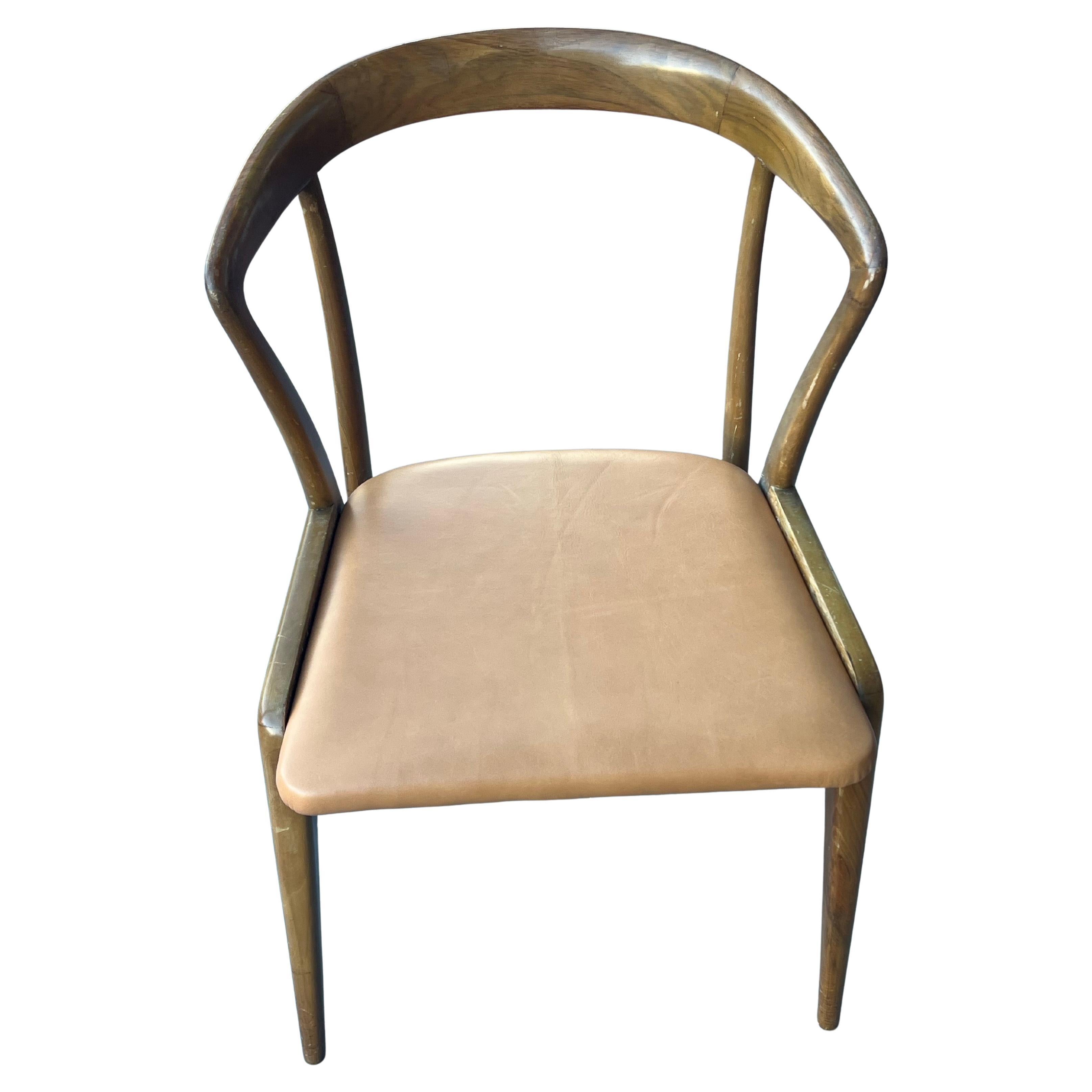 Magnifique et élégante chaise conçue par Bertha Schaefer pour Singer & Sons, finition d'origine recouverte de cuir fauve frais. La chaise est vendue dans sa finition d'origine, nous l'avons nettoyée et huilée. Chaise de salle à manger sculpturale en