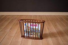 Mid Century Modern Spindle Magazine Rack Stand by Arthur Umanoff aus massivem Nussbaum