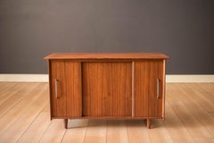 Stereo-Konsole im Mid-Century-Modern-Stil aus massivem Walnussholz von ACE-HI Furniture