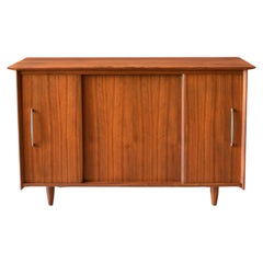Stereo-Konsole im Mid-Century-Modern-Stil aus massivem Walnussholz von ACE-HI Furniture