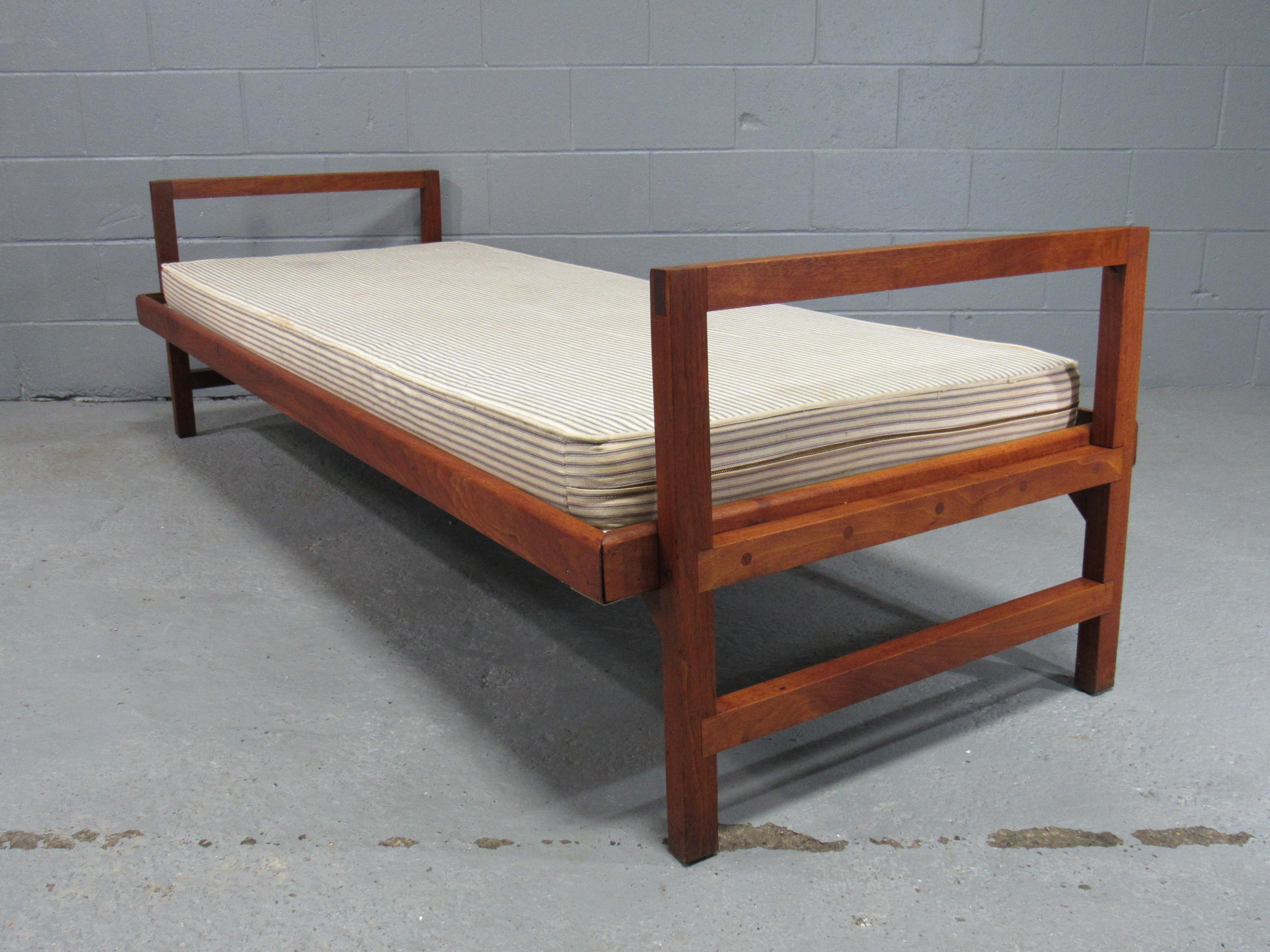 Mid-Century Modern Solid Walnut Trundle Pull-Out Daybed by Design Research In Good Condition In Belmont, MA