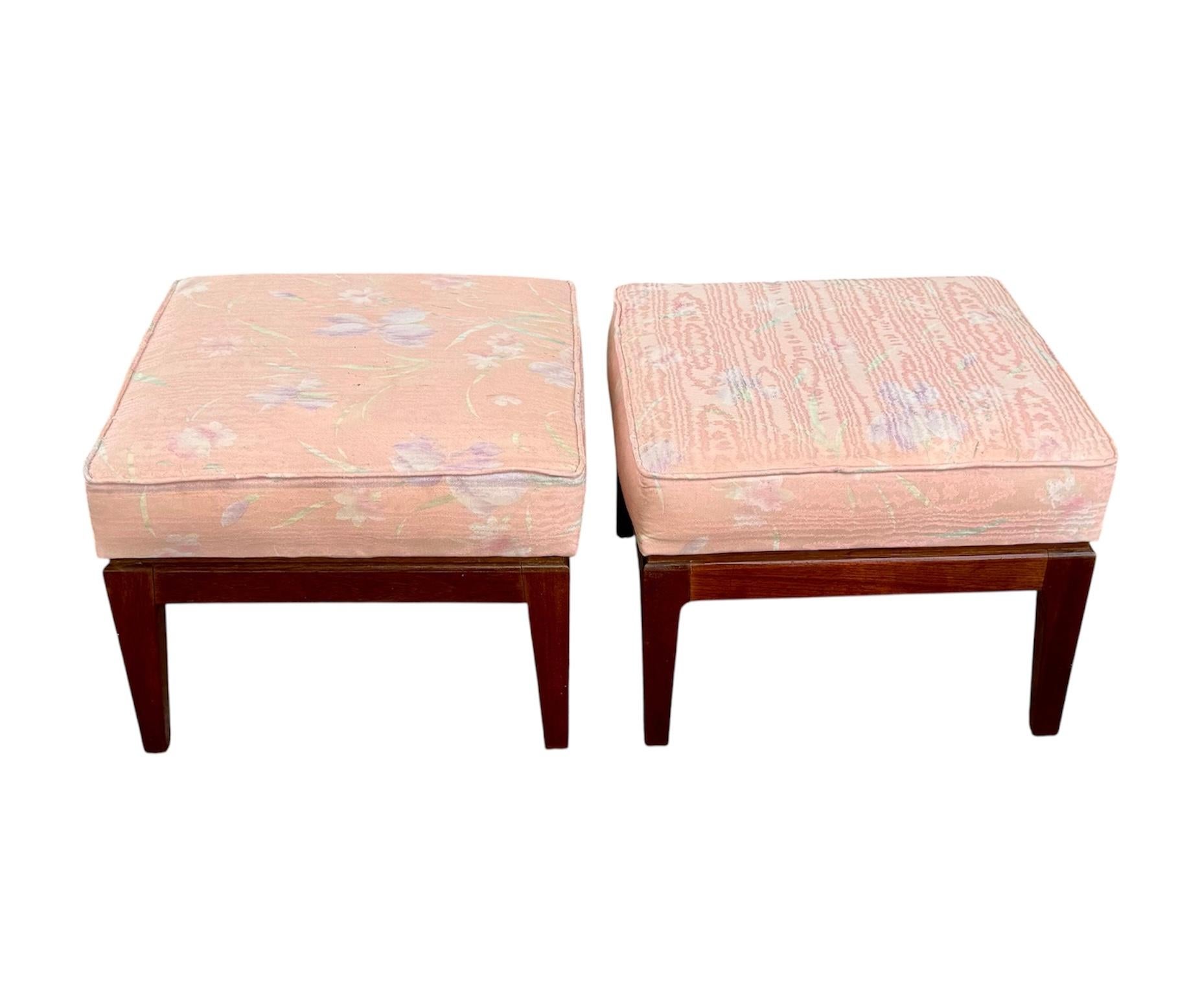Diese beiden Hocker aus massivem Nussbaumholz aus der Mitte des Jahrhunderts zeichnen sich durch ihr schlankes, flaches Design aus. Jeder Hocker wird von spitz zulaufenden Beinen in einem reichen Walnuss-Finish getragen, das für die Handwerkskunst