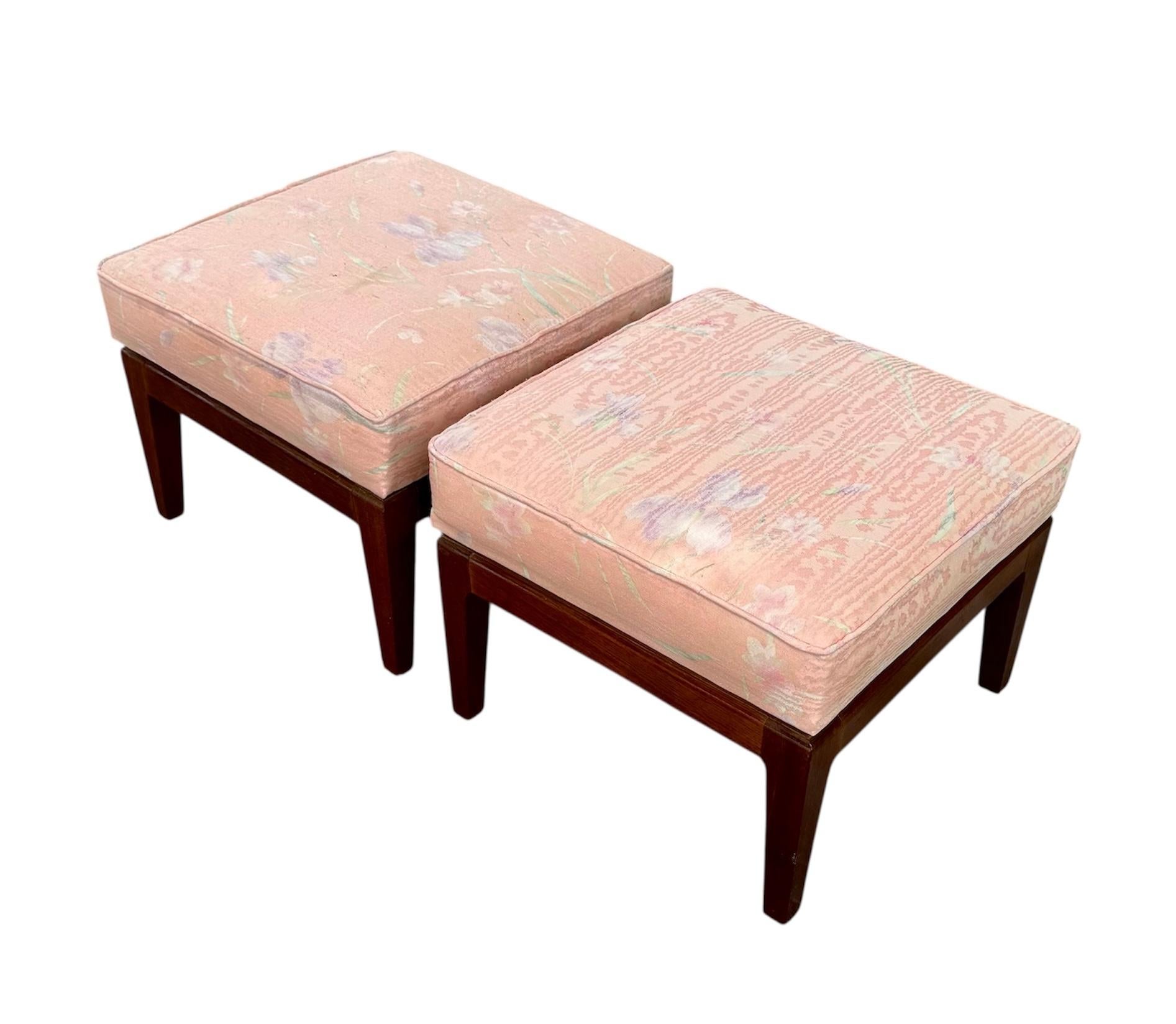 Mid Century Modern Massiv Nussbaum gepolstert Fußhocker Satz von 2 (Moderne der Mitte des Jahrhunderts) im Angebot
