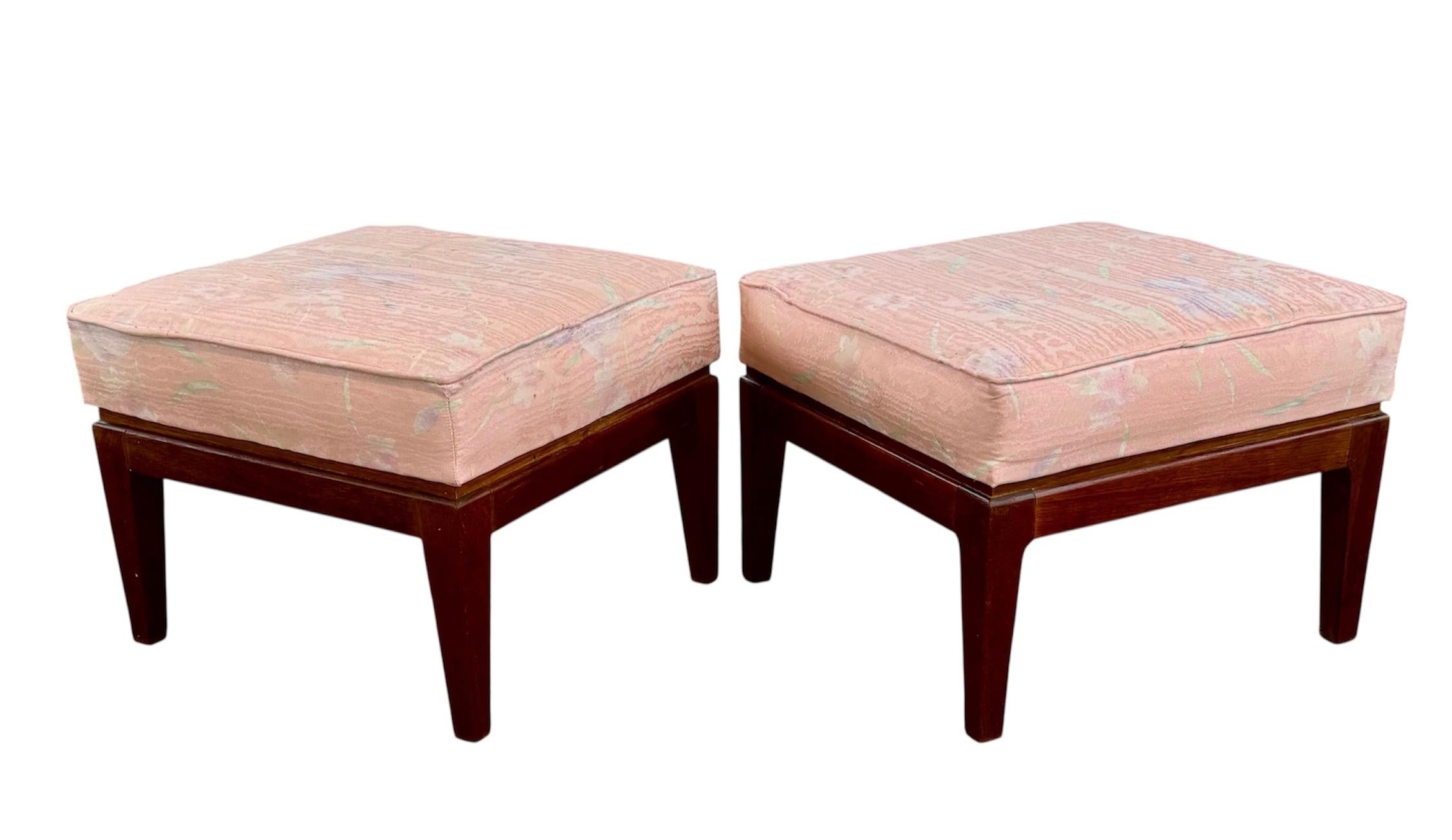 Mid Century Modern Massiv Nussbaum gepolstert Fußhocker Satz von 2 (amerikanisch) im Angebot