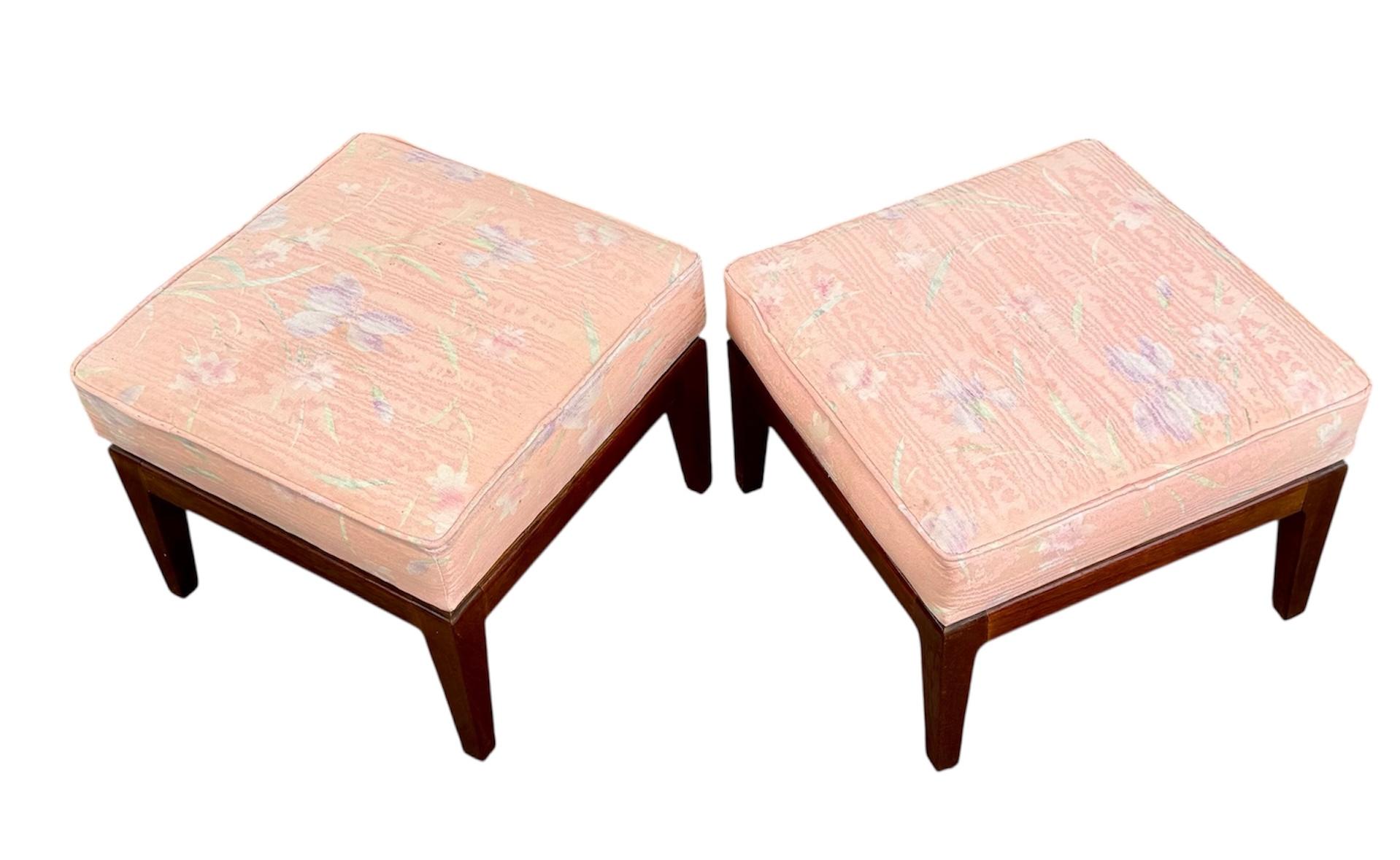 Mid Century Modern Massiv Nussbaum gepolstert Fußhocker Satz von 2 (Geölt) im Angebot