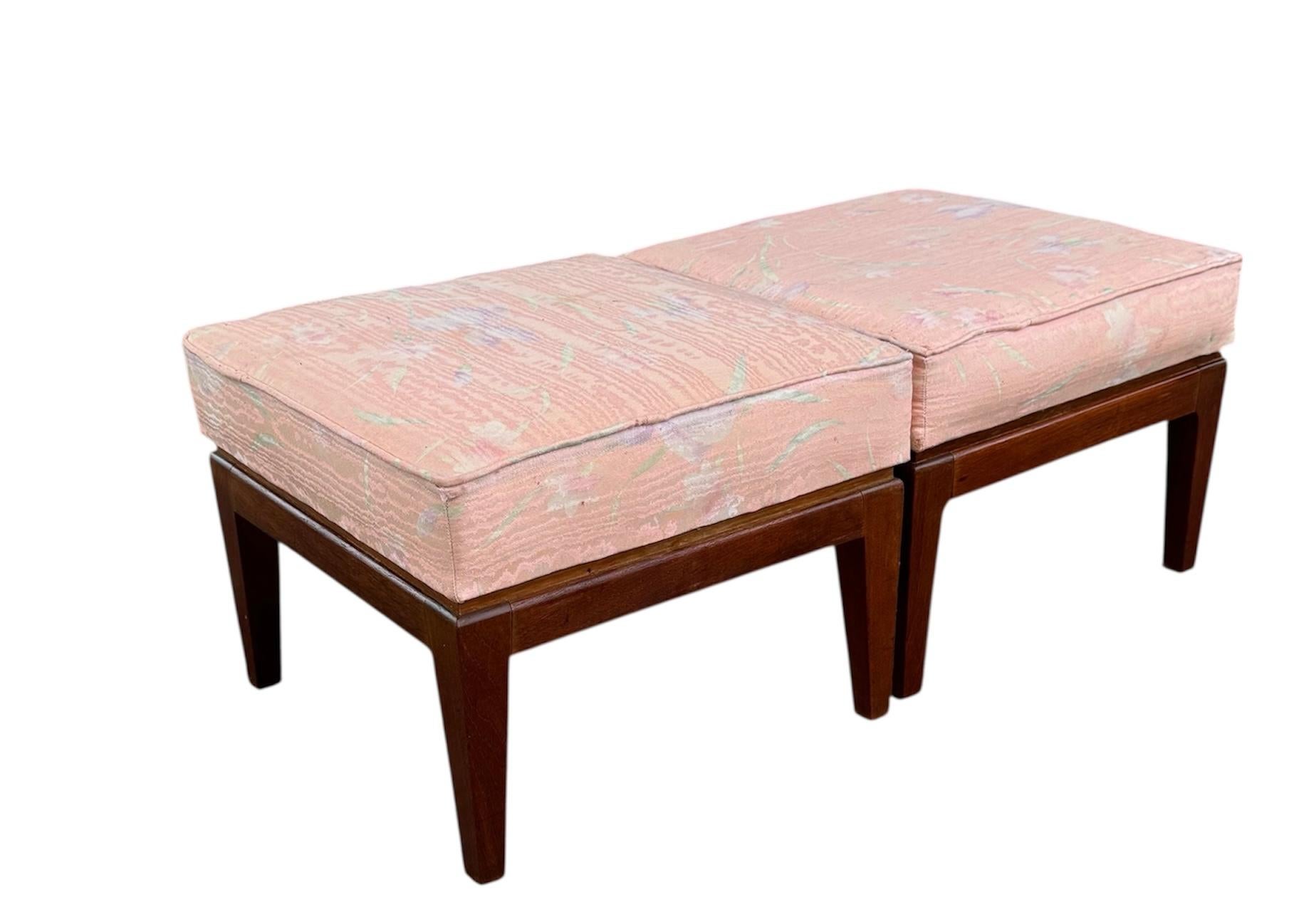 Mid Century Modern Massiv Nussbaum gepolstert Fußhocker Satz von 2 im Zustand „Gut“ im Angebot in Stafford, TX