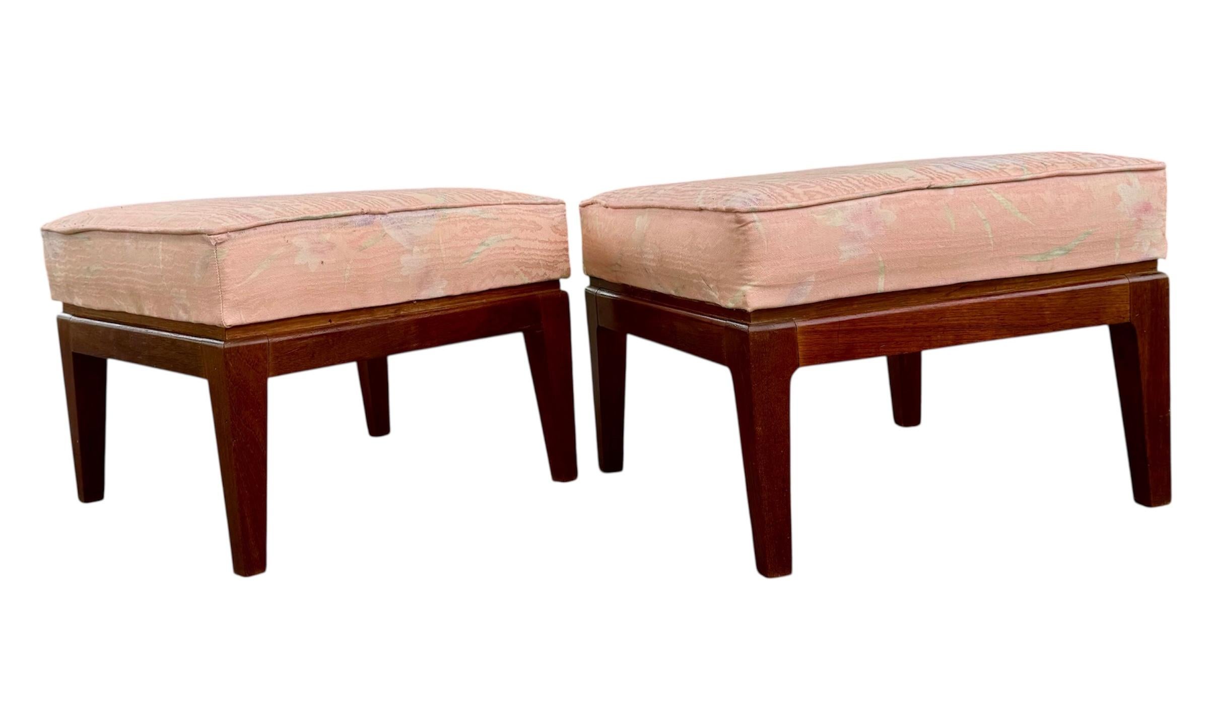 Mid Century Modern Massiv Nussbaum gepolstert Fußhocker Satz von 2 (Mitte des 20. Jahrhunderts) im Angebot