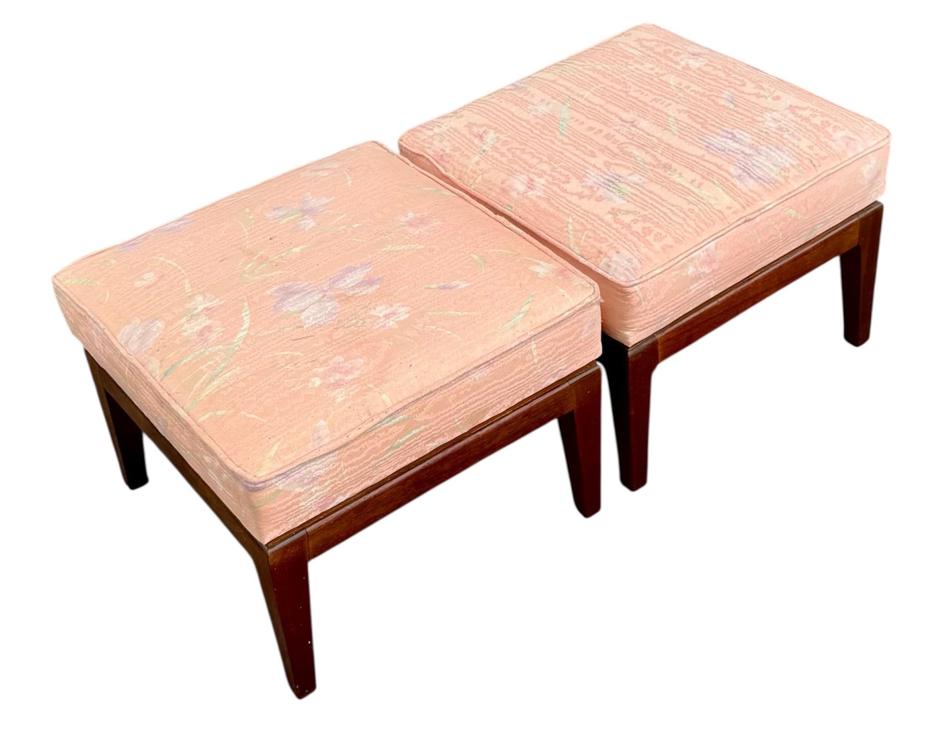 Mid Century Modern Massiv Nussbaum gepolstert Fußhocker Satz von 2 (Stoff) im Angebot