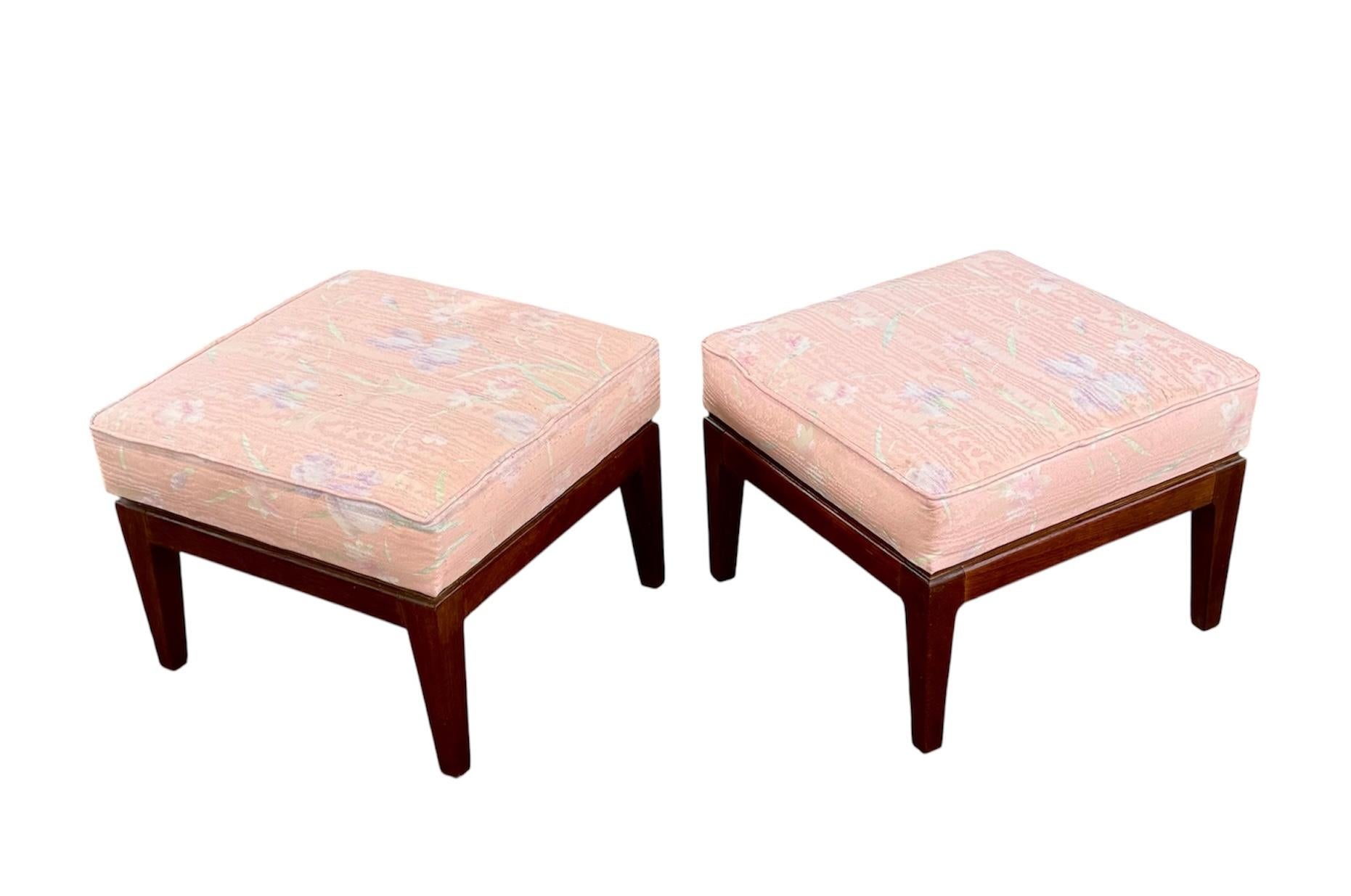 Mid Century Modern Massiv Nussbaum gepolstert Fußhocker Satz von 2 im Angebot 1