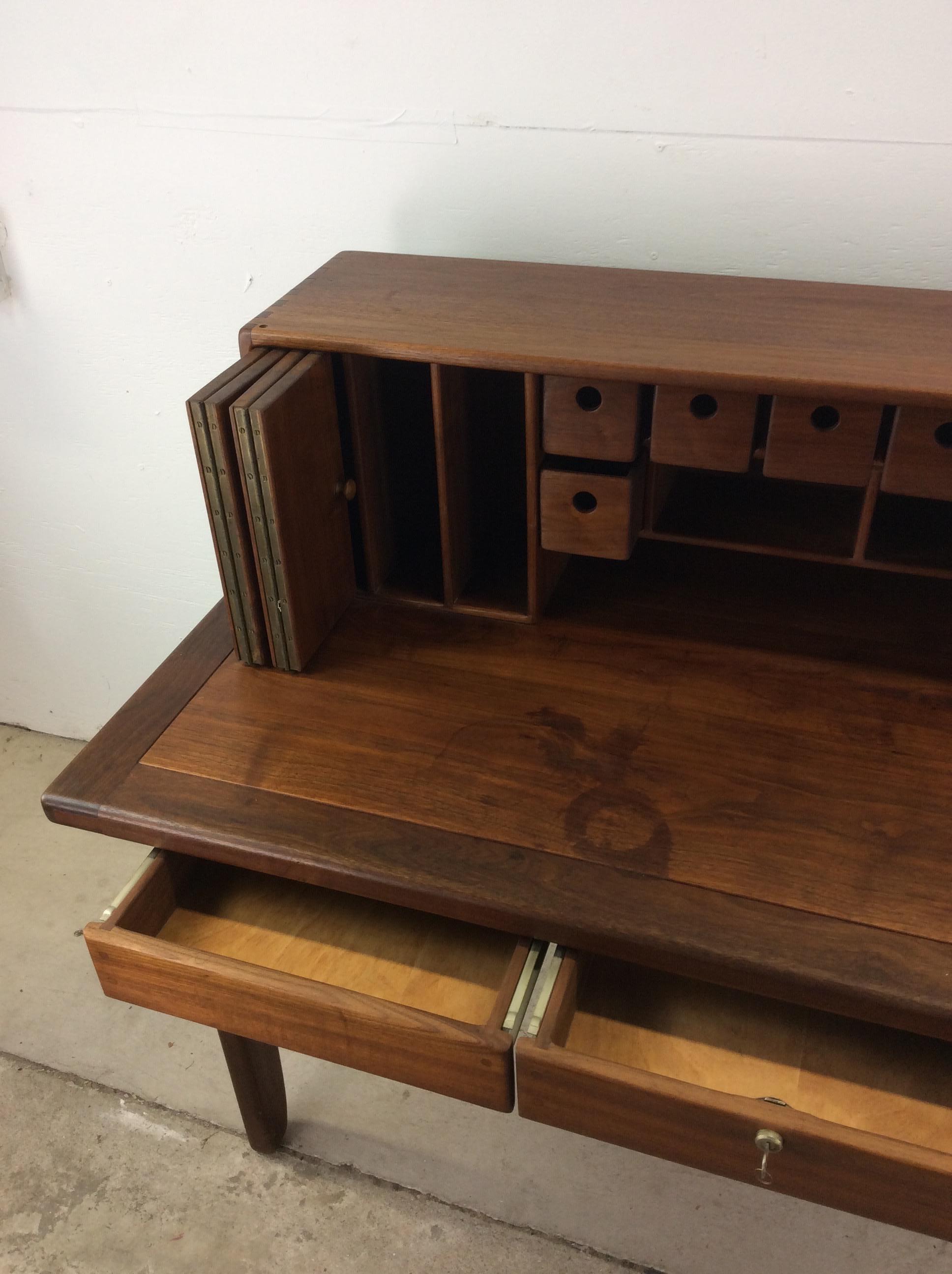 Mid Century Modern Massivholz-Schreibtisch mit Stauraum 7
